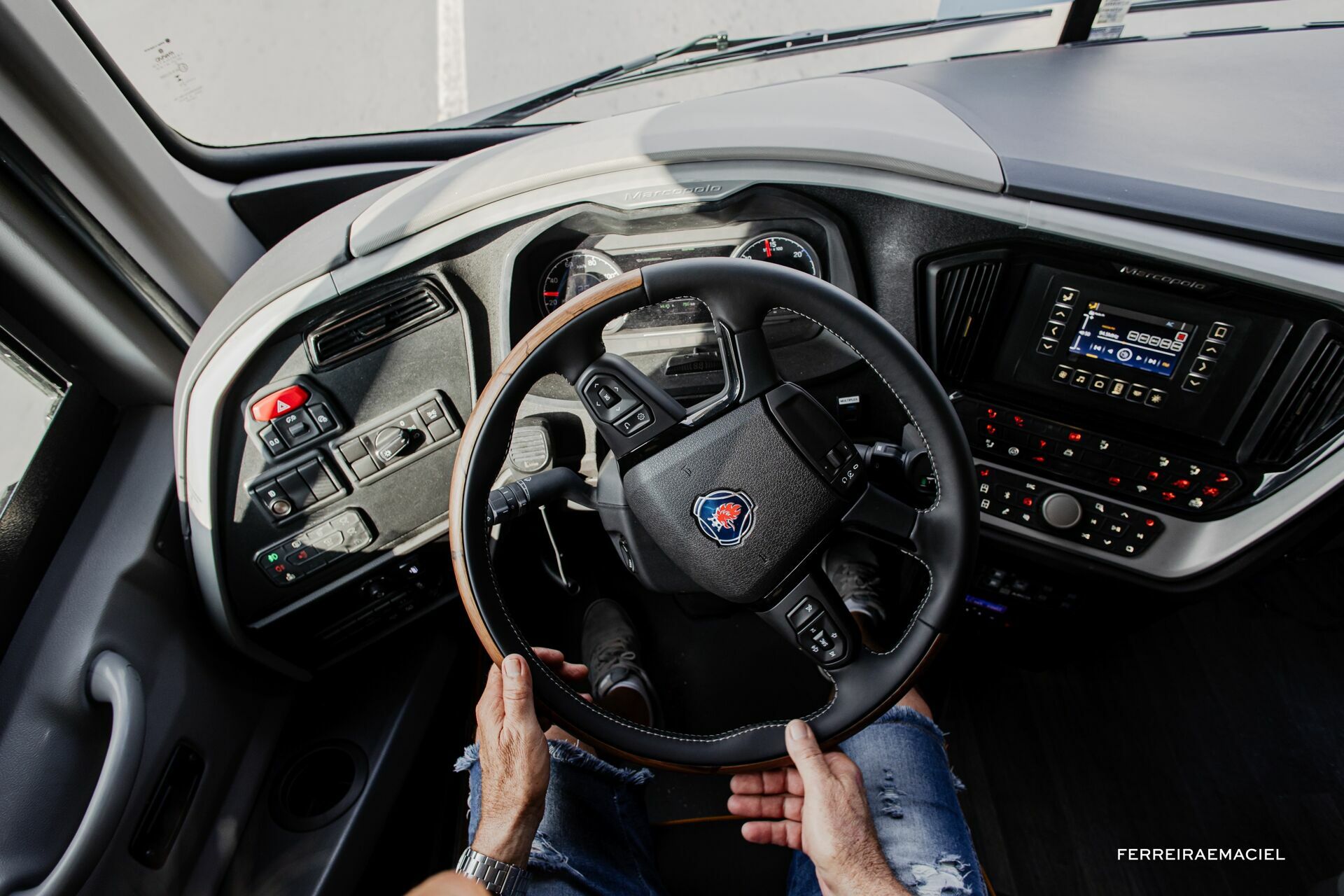 Foto Fotografia publicitária - Entrega do novo ônibus do Criciúma E. C. - Scania Cavese - Estádio Heriberto Hülse - Criciúma - SC - Imagem 18