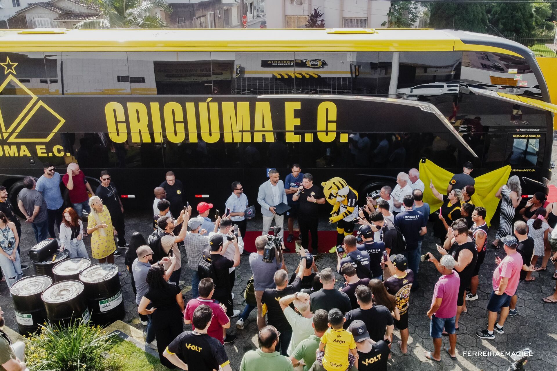 Foto Fotografia publicitária - Entrega do novo ônibus do Criciúma E. C. - Scania Cavese - Estádio Heriberto Hülse - Criciúma - SC - Imagem 3