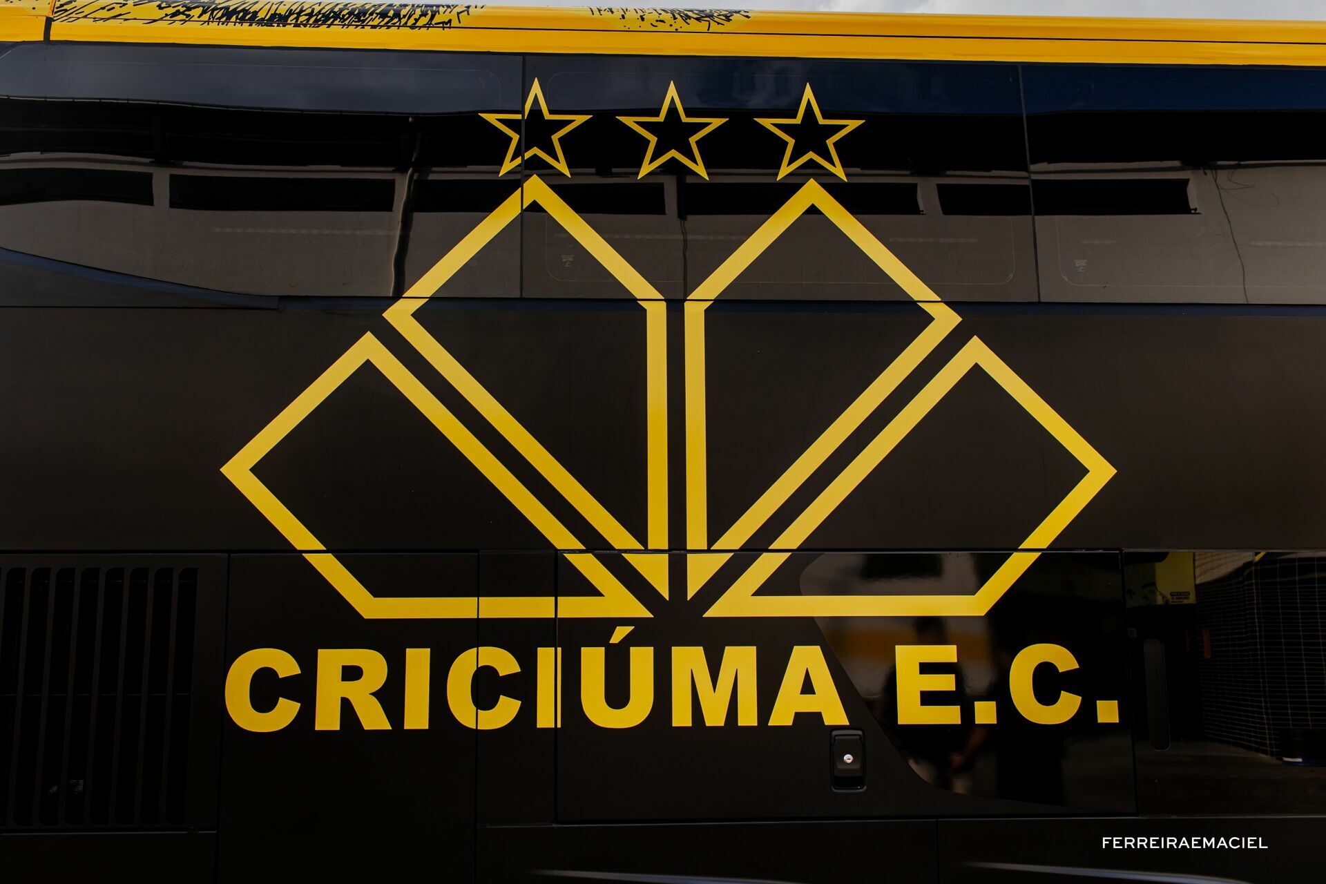 Foto Fotografia publicitária - Entrega do novo ônibus do Criciúma E. C. - Scania Cavese - Estádio Heriberto Hülse - Criciúma - SC - Imagem 26