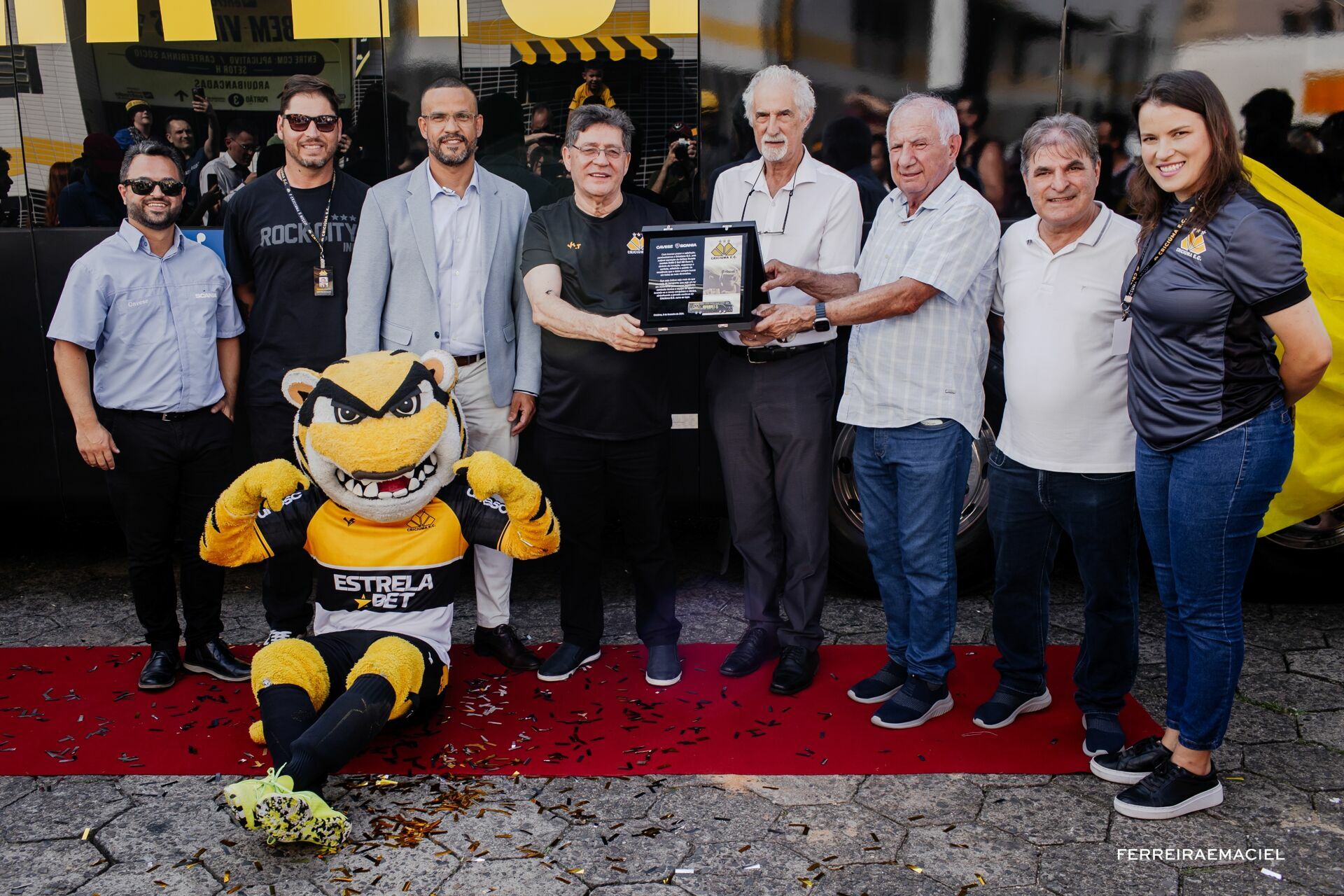 Foto Fotografia publicitária - Entrega do novo ônibus do Criciúma E. C. - Scania Cavese - Estádio Heriberto Hülse - Criciúma - SC - Imagem 12