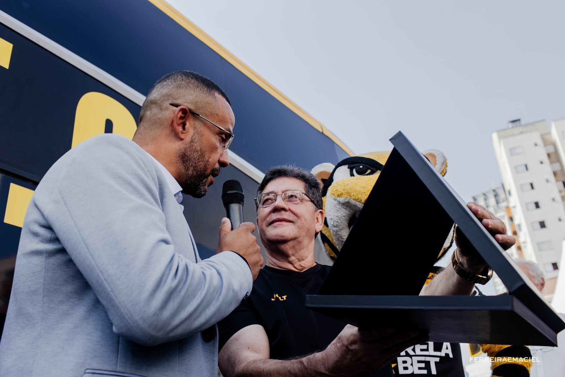 Foto Fotografia publicitária - Entrega do novo ônibus do Criciúma E. C. - Scania Cavese - Estádio Heriberto Hülse - Criciúma - SC - Imagem 6