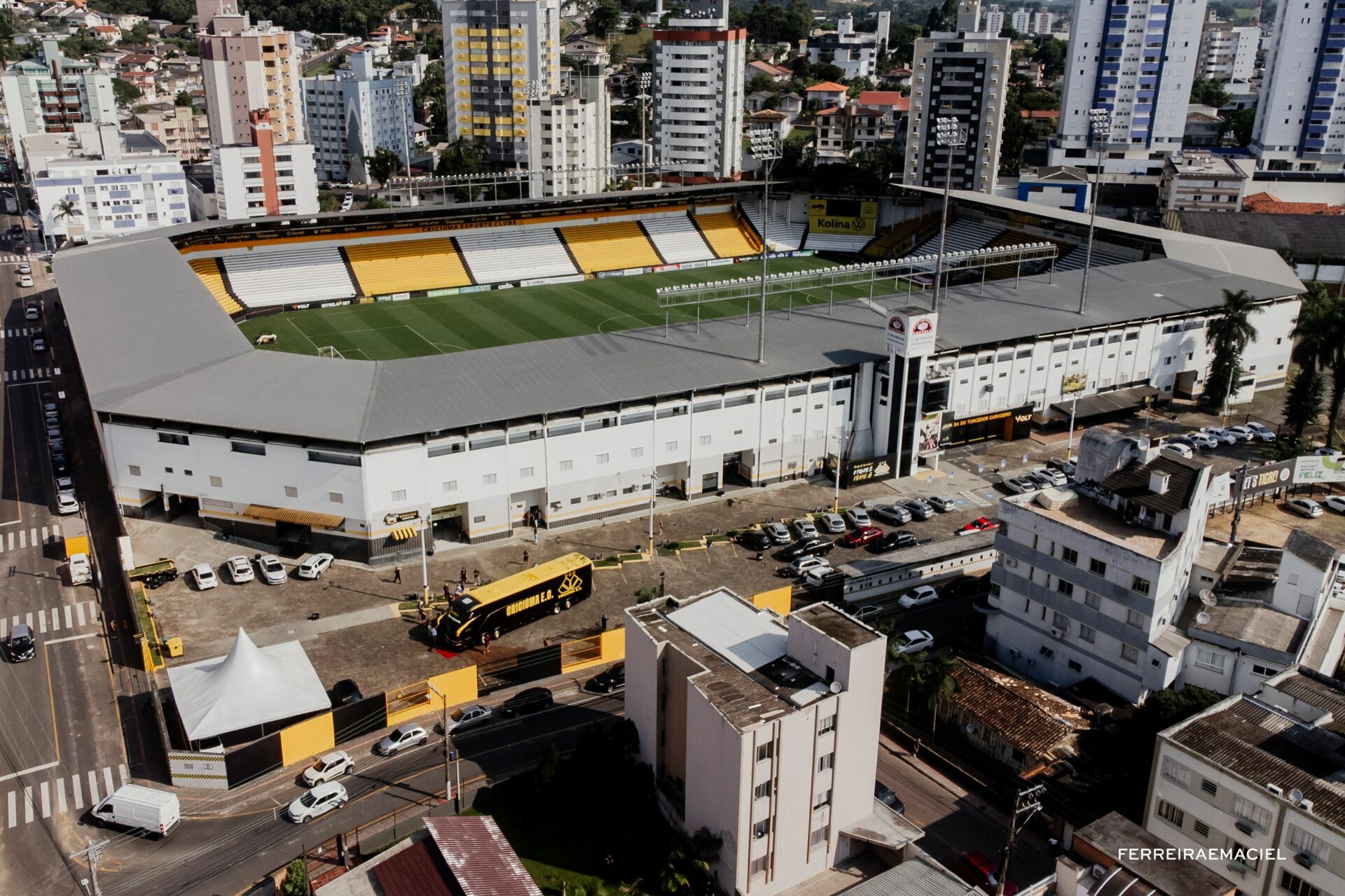 Foto Fotografia publicitária - Entrega do novo ônibus do Criciúma E. C. - Scania Cavese - Estádio Heriberto Hülse - Criciúma - SC - Imagem 14