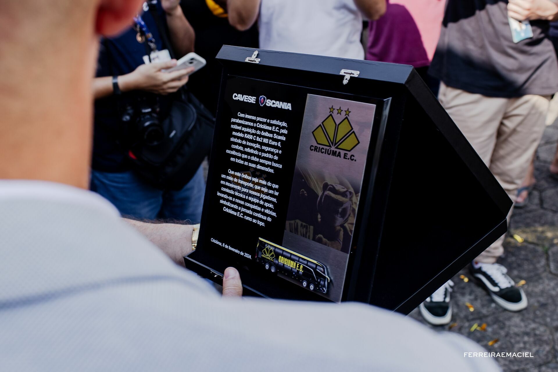 Foto Fotografia publicitária - Entrega do novo ônibus do Criciúma E. C. - Scania Cavese - Estádio Heriberto Hülse - Criciúma - SC - Imagem 7