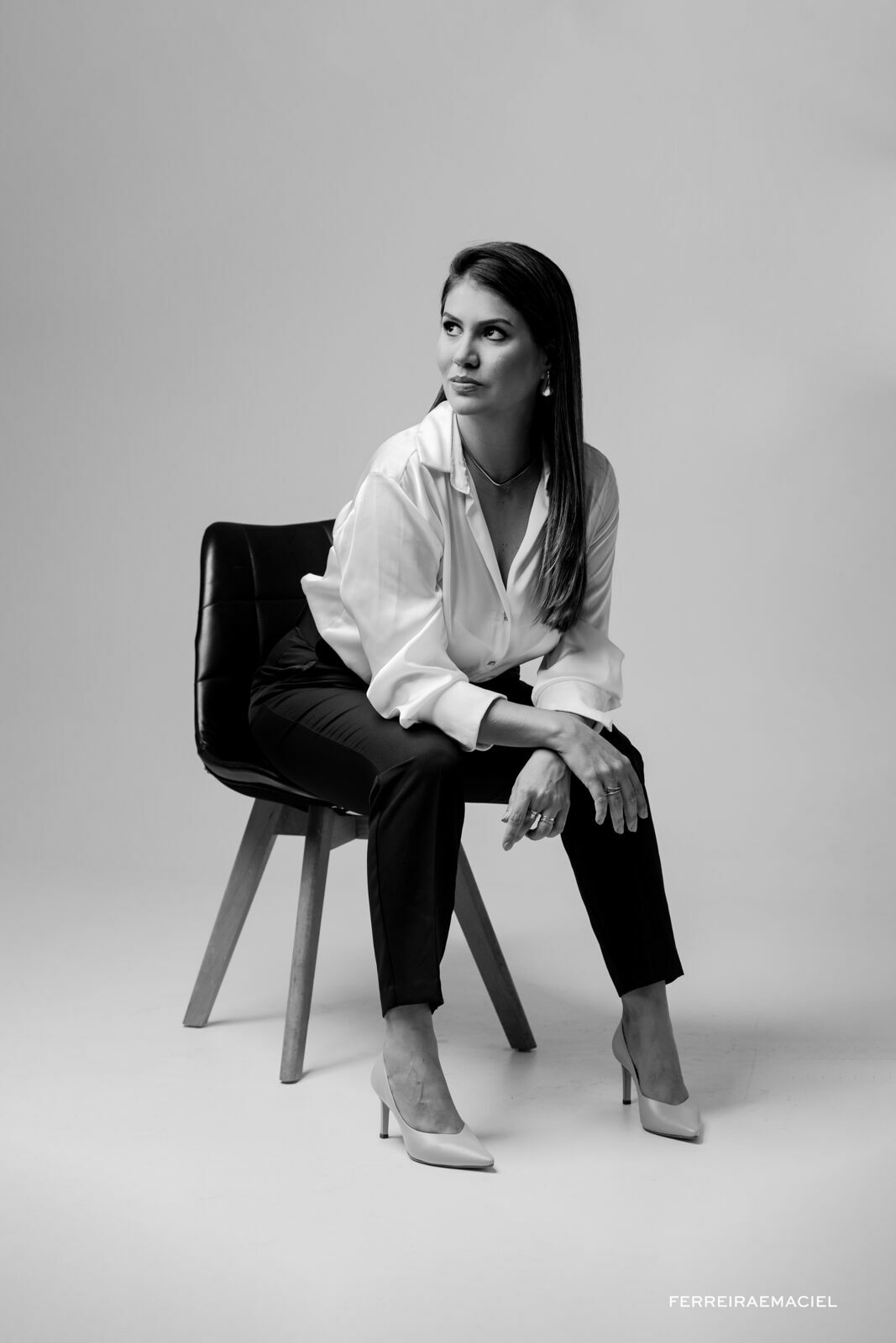 Foto Ensaio de Retrato Corporativo Natália Martinello - Sessão de fotos no estúdio e externa - Fotografia publicitária em Araranguá - SC - Imagem 1