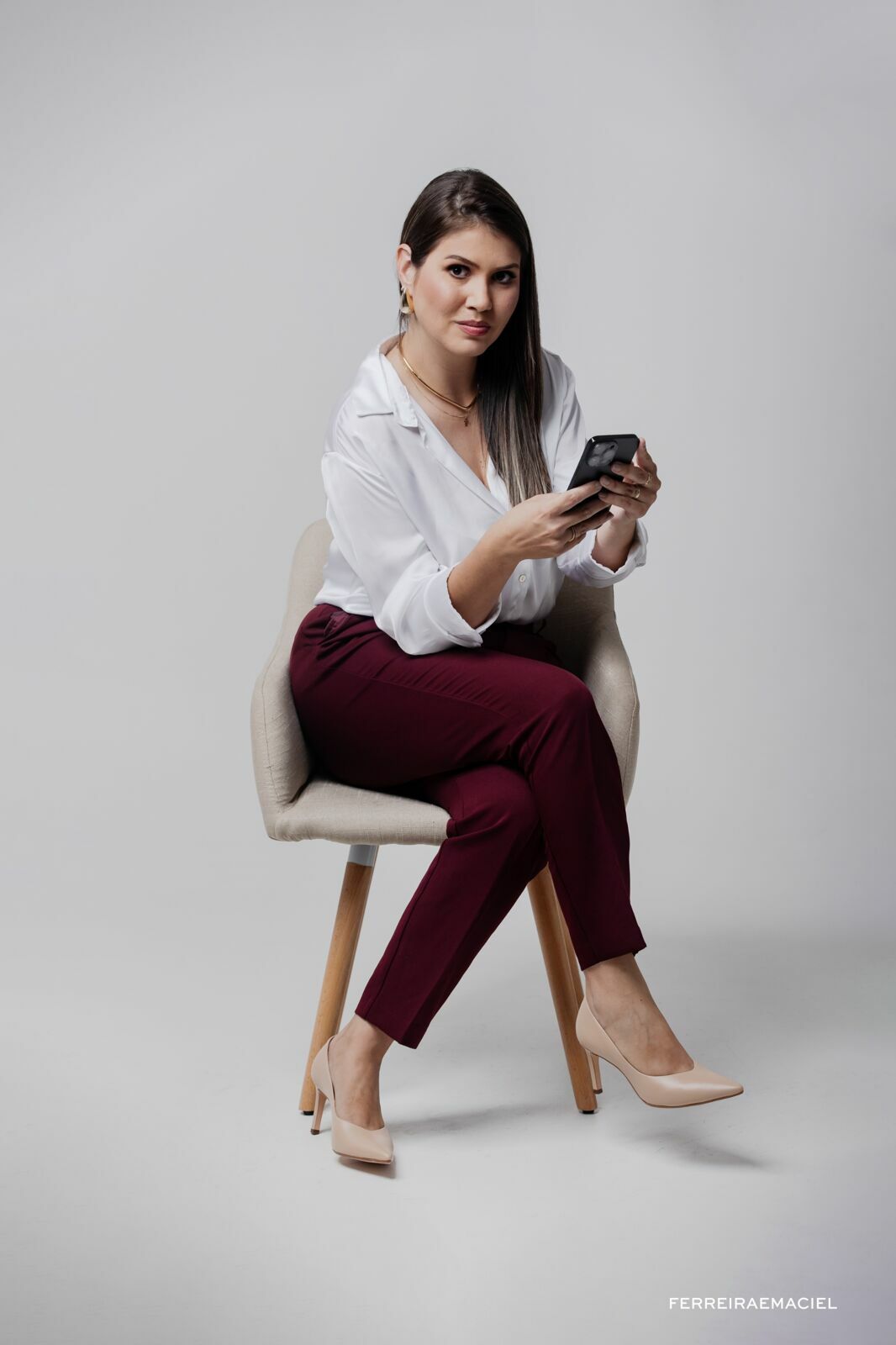 Foto Ensaio de Retrato Corporativo Natália Martinello - Sessão de fotos no estúdio e externa - Fotografia publicitária em Araranguá - SC - Imagem 4