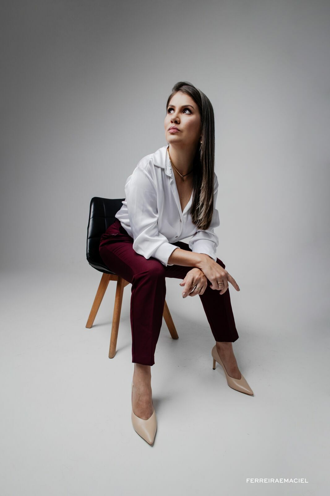 Foto Ensaio de Retrato Corporativo Natália Martinello - Sessão de fotos no estúdio e externa - Fotografia publicitária em Araranguá - SC - Imagem 3