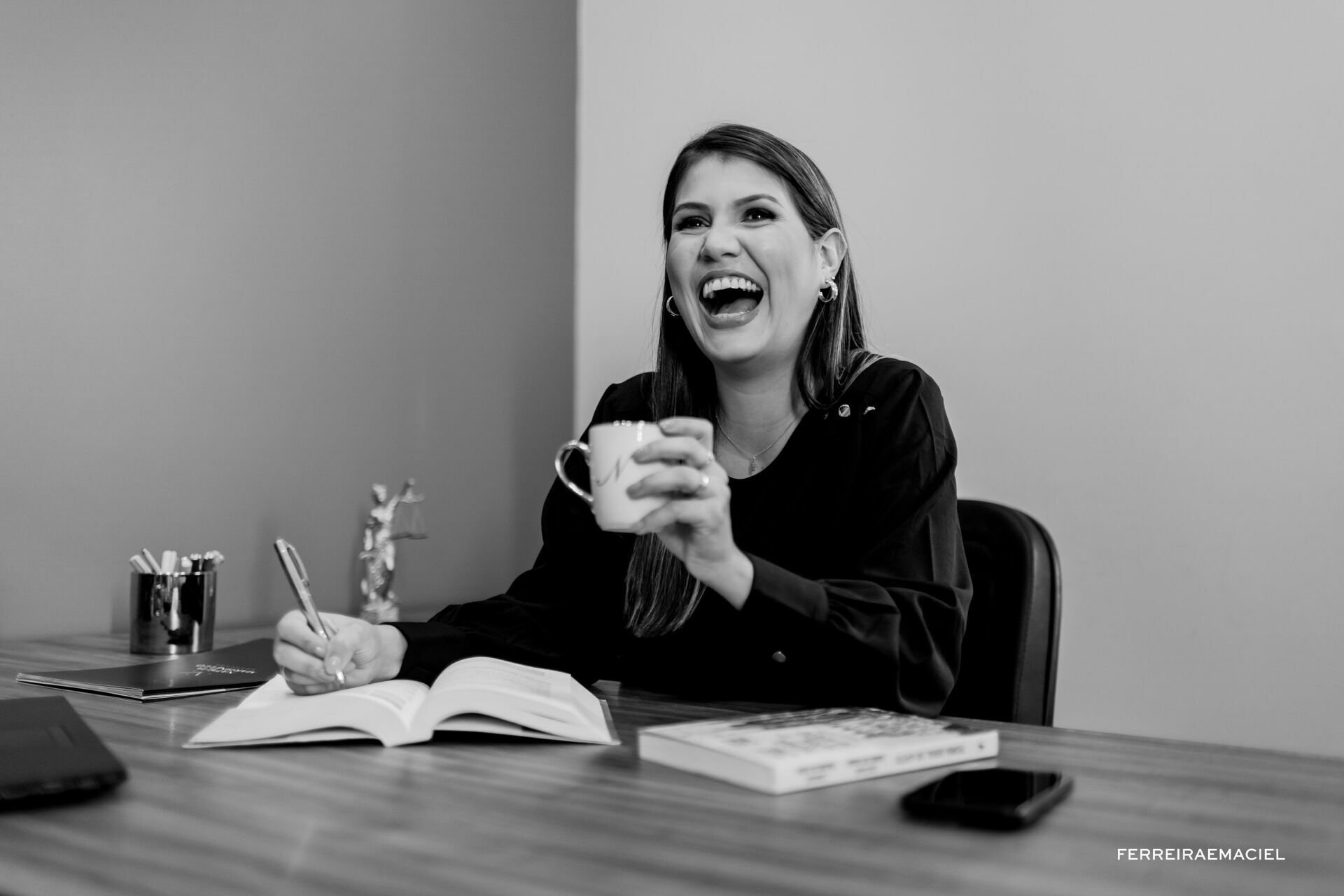 Foto Ensaio de Retrato Corporativo Natália Martinello - Sessão de fotos no estúdio e externa - Fotografia publicitária em Araranguá - SC - Imagem 12