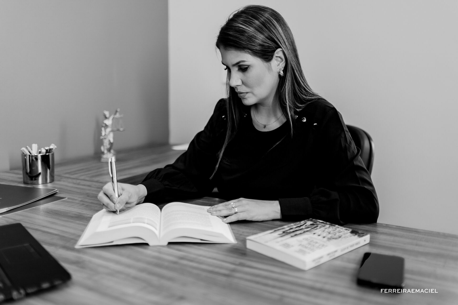 Foto Ensaio de Retrato Corporativo Natália Martinello - Sessão de fotos no estúdio e externa - Fotografia publicitária em Araranguá - SC - Imagem 10