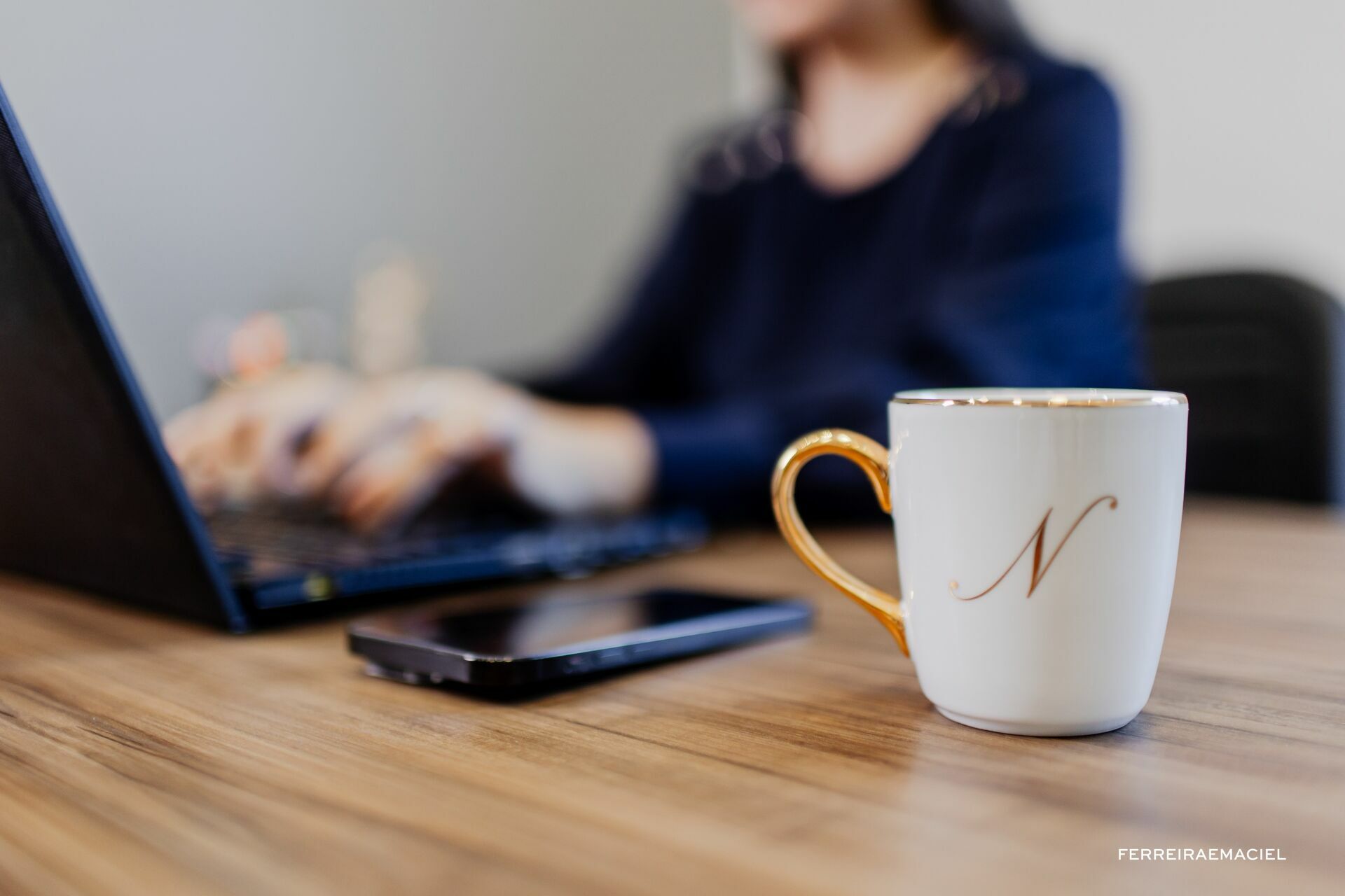 Foto Ensaio de Retrato Corporativo Natália Martinello - Sessão de fotos no estúdio e externa - Fotografia publicitária em Araranguá - SC - Imagem 6