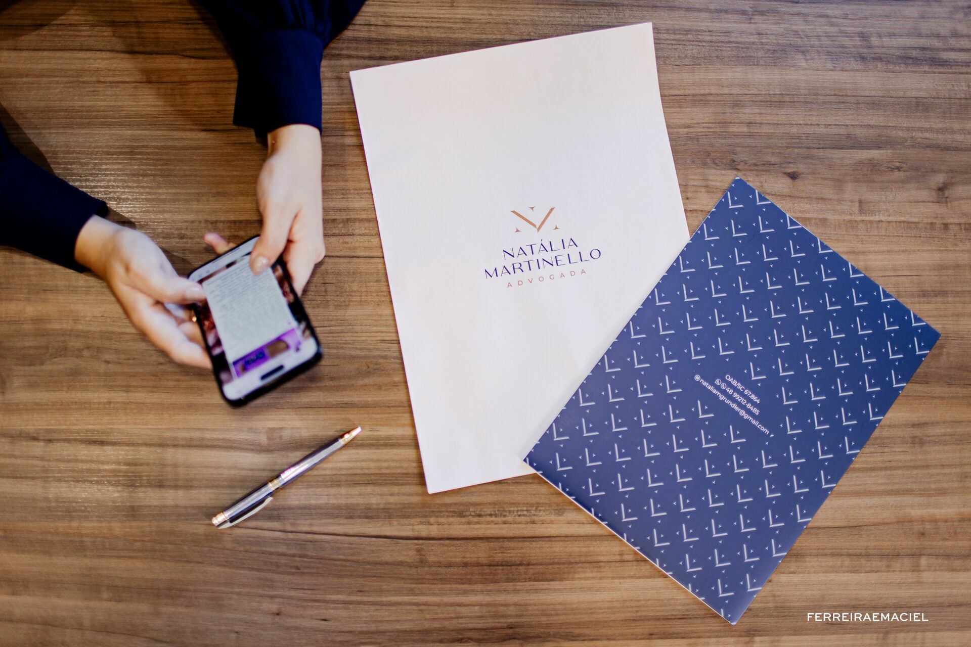 Foto Ensaio de Retrato Corporativo Natália Martinello - Sessão de fotos no estúdio e externa - Fotografia publicitária em Araranguá - SC - Imagem 9