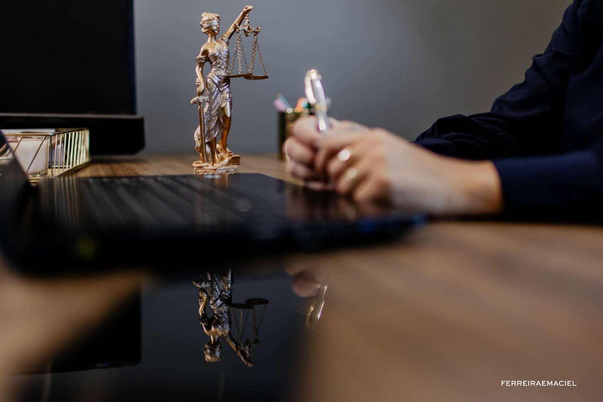 Foto Ensaio de Retrato Corporativo Natália Martinello - Sessão de fotos no estúdio e externa - Fotografia publicitária em Araranguá - SC - Imagem 8