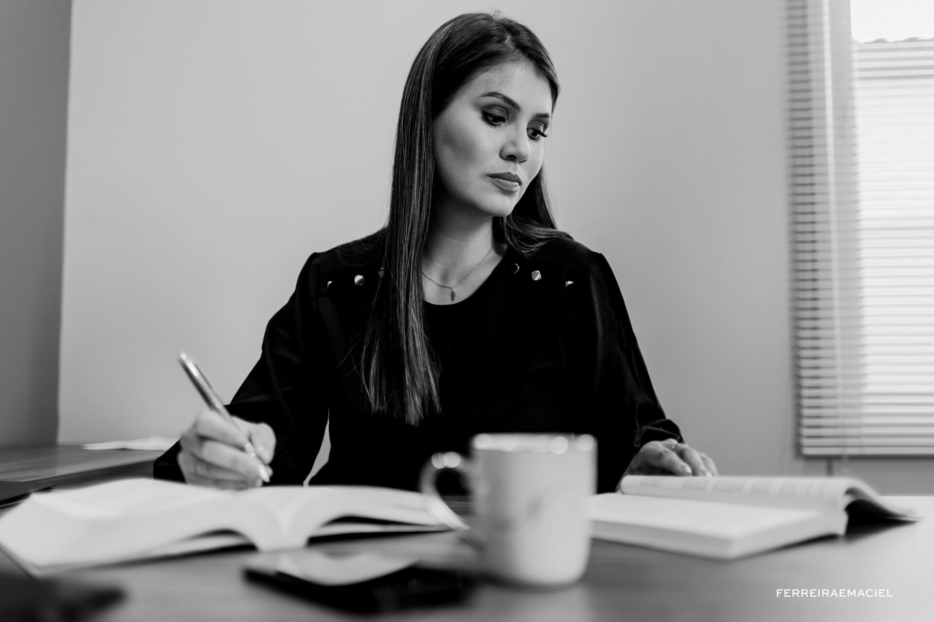 Foto Ensaio de Retrato Corporativo Natália Martinello - Sessão de fotos no estúdio e externa - Fotografia publicitária em Araranguá - SC - Imagem 14