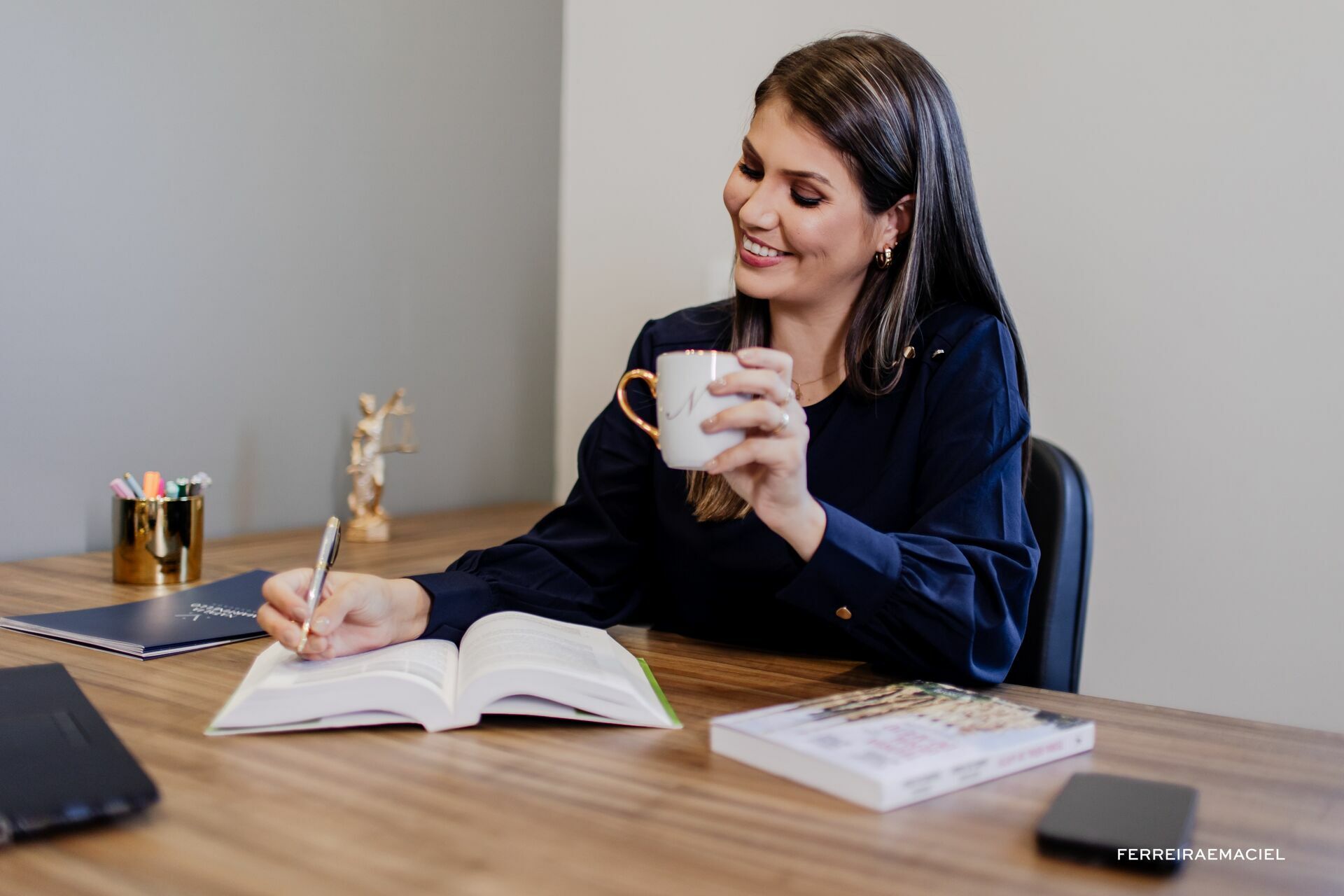 Foto Ensaio de Retrato Corporativo Natália Martinello - Sessão de fotos no estúdio e externa - Fotografia publicitária em Araranguá - SC - Imagem 13