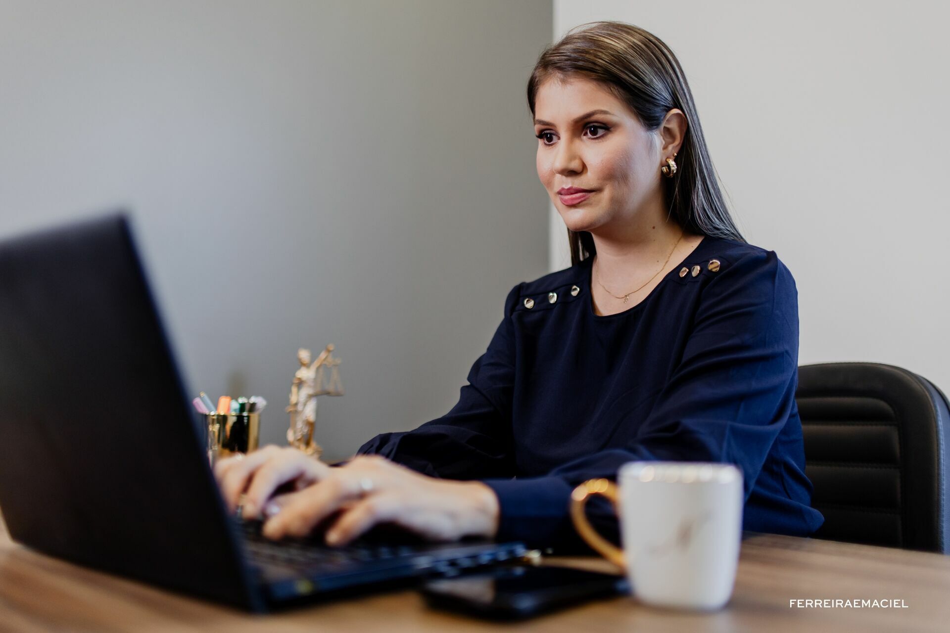 Foto Ensaio de Retrato Corporativo Natália Martinello - Sessão de fotos no estúdio e externa - Fotografia publicitária em Araranguá - SC - Imagem 5