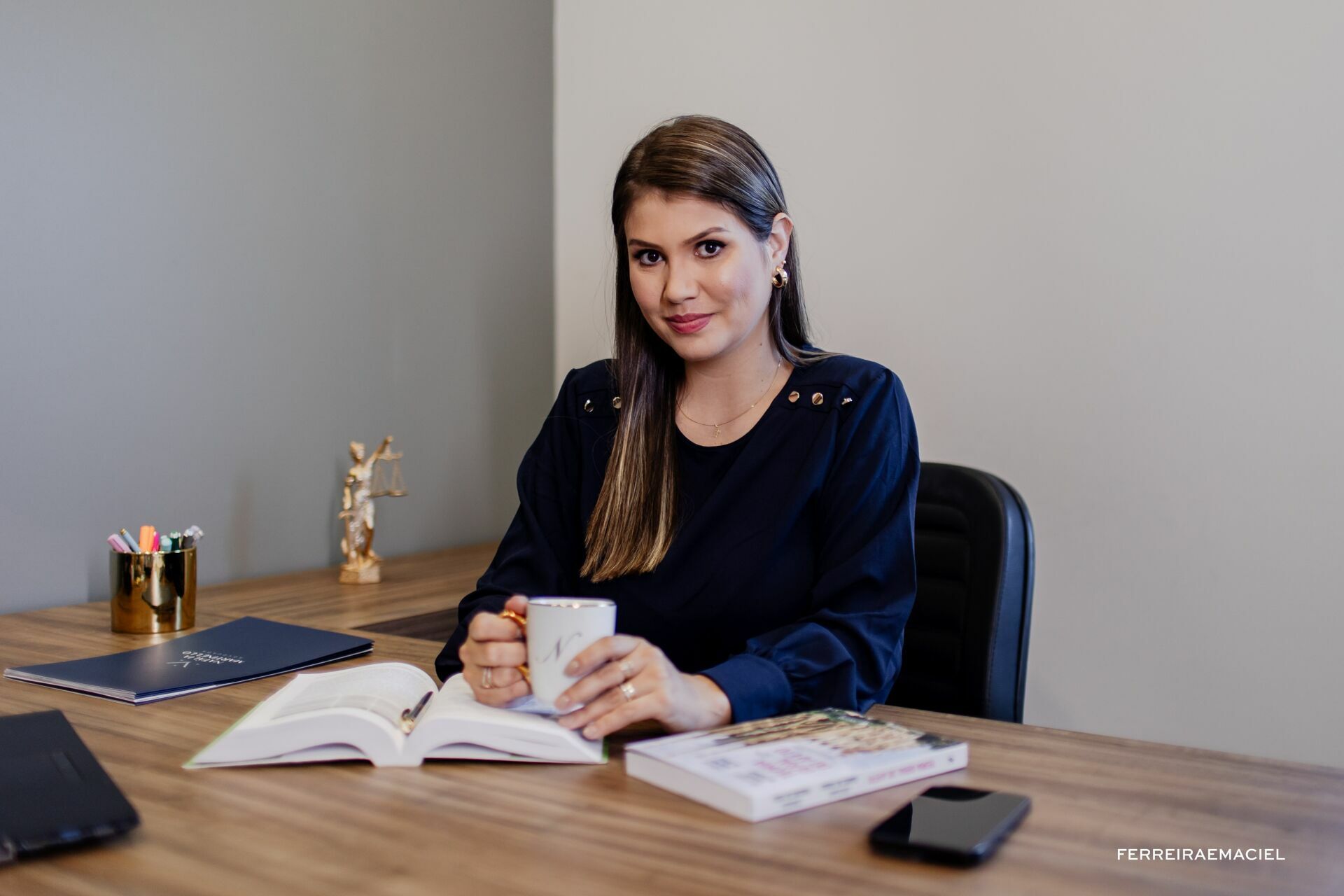 Foto Ensaio de Retrato Corporativo Natália Martinello - Sessão de fotos no estúdio e externa - Fotografia publicitária em Araranguá - SC - Imagem 11
