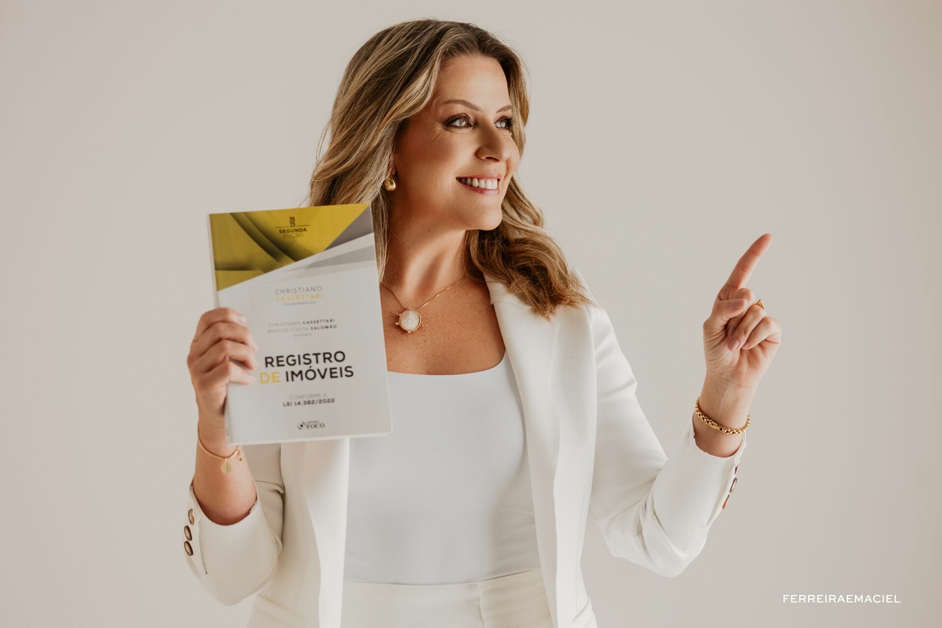 Foto Ensaio Estúdio Corporativo - Sessão de Fotos em Araranguá para Advogados - Fotos para publicidade - Estúdio de fotografia - Aline Marcon Foto Ensaio Estúdio Corporativo - Sessão de Fotos em Araranguá para Advogados - Fotos para publicidade - Estúdio de fotografia - Aline Marcon - Imagem 10