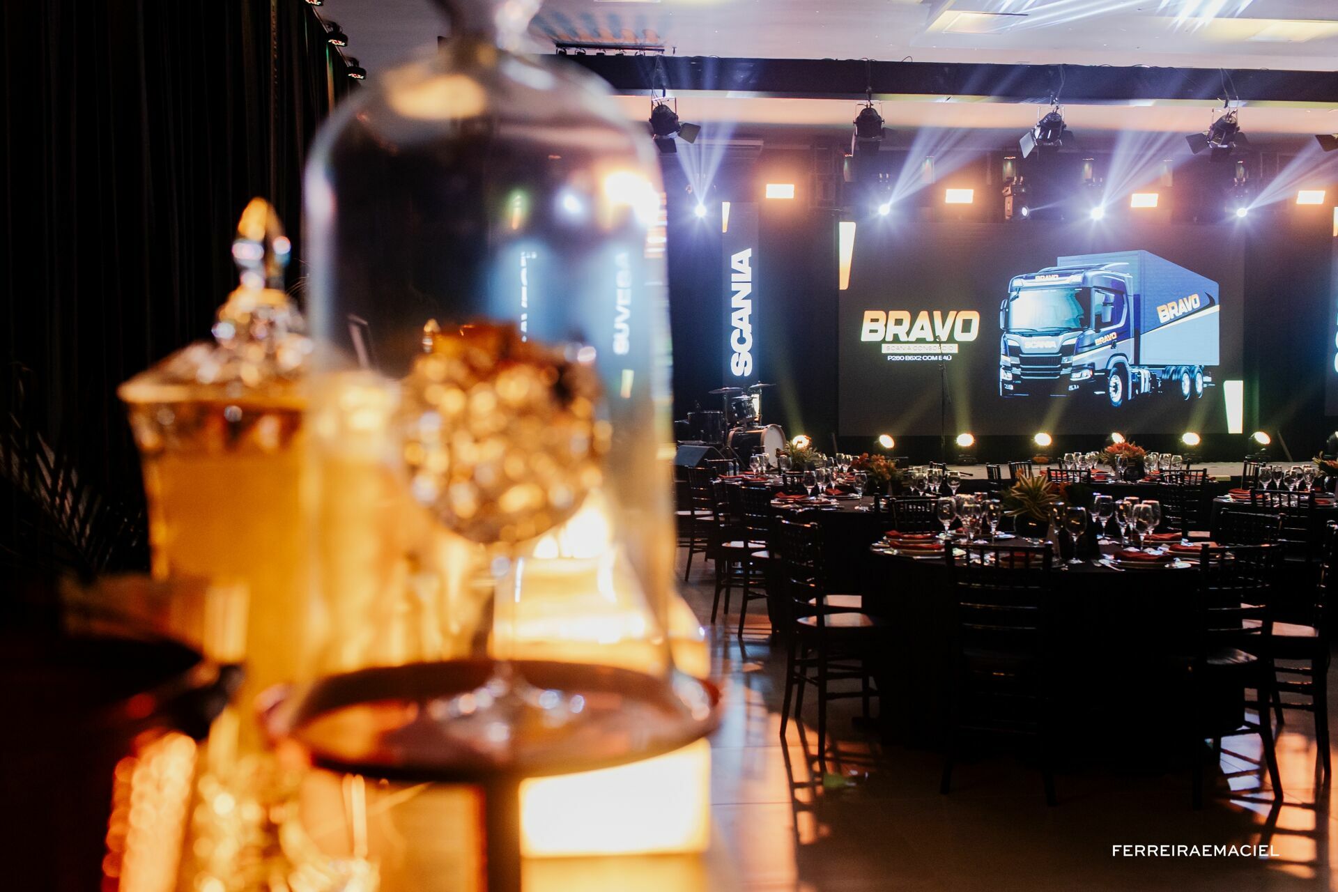 Foto Fotografia e Filmagem Publicitária do Sorteio do Caminhão Bravo para o Consórcio Scania - Le Blanc Centro de Eventos - Tubarão - SC Foto Fotografia e Filmagem Publicitária do Sorteio do Caminhão Bravo para o Consórcio Scania - Le Blanc Centro de Eventos - Tubarão - SC - Imagem 8