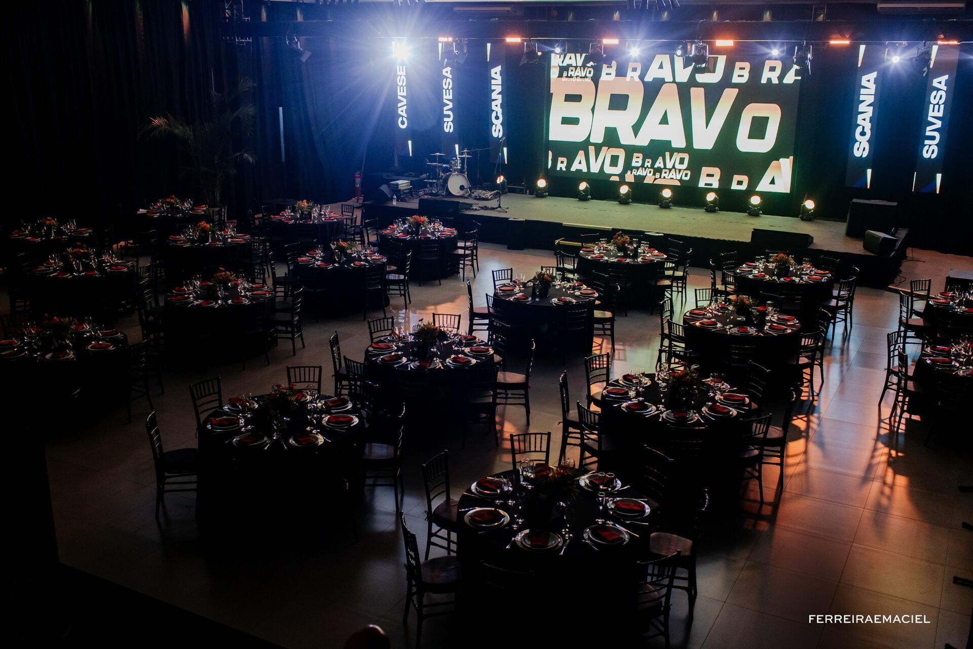 Foto Fotografia e Filmagem Publicitária do Sorteio do Caminhão Bravo para o Consórcio Scania - Le Blanc Centro de Eventos - Tubarão - SC Foto Fotografia e Filmagem Publicitária do Sorteio do Caminhão Bravo para o Consórcio Scania - Le Blanc Centro de Eventos - Tubarão - SC - Imagem 3