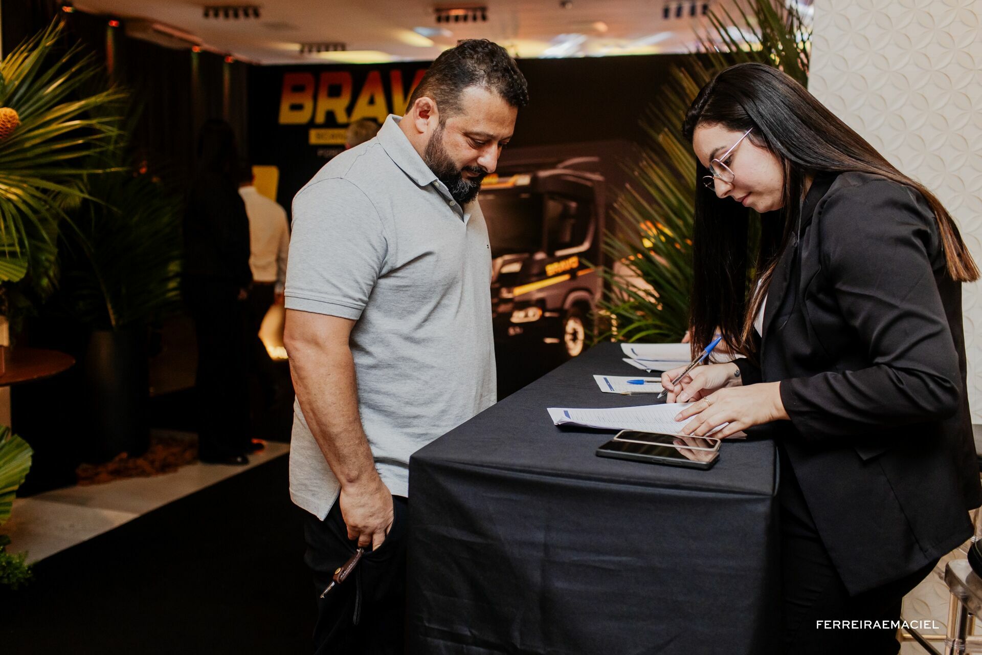 Foto Fotografia e Filmagem Publicitária do Sorteio do Caminhão Bravo para o Consórcio Scania - Le Blanc Centro de Eventos - Tubarão - SC Foto Fotografia e Filmagem Publicitária do Sorteio do Caminhão Bravo para o Consórcio Scania - Le Blanc Centro de Eventos - Tubarão - SC - Imagem 29
