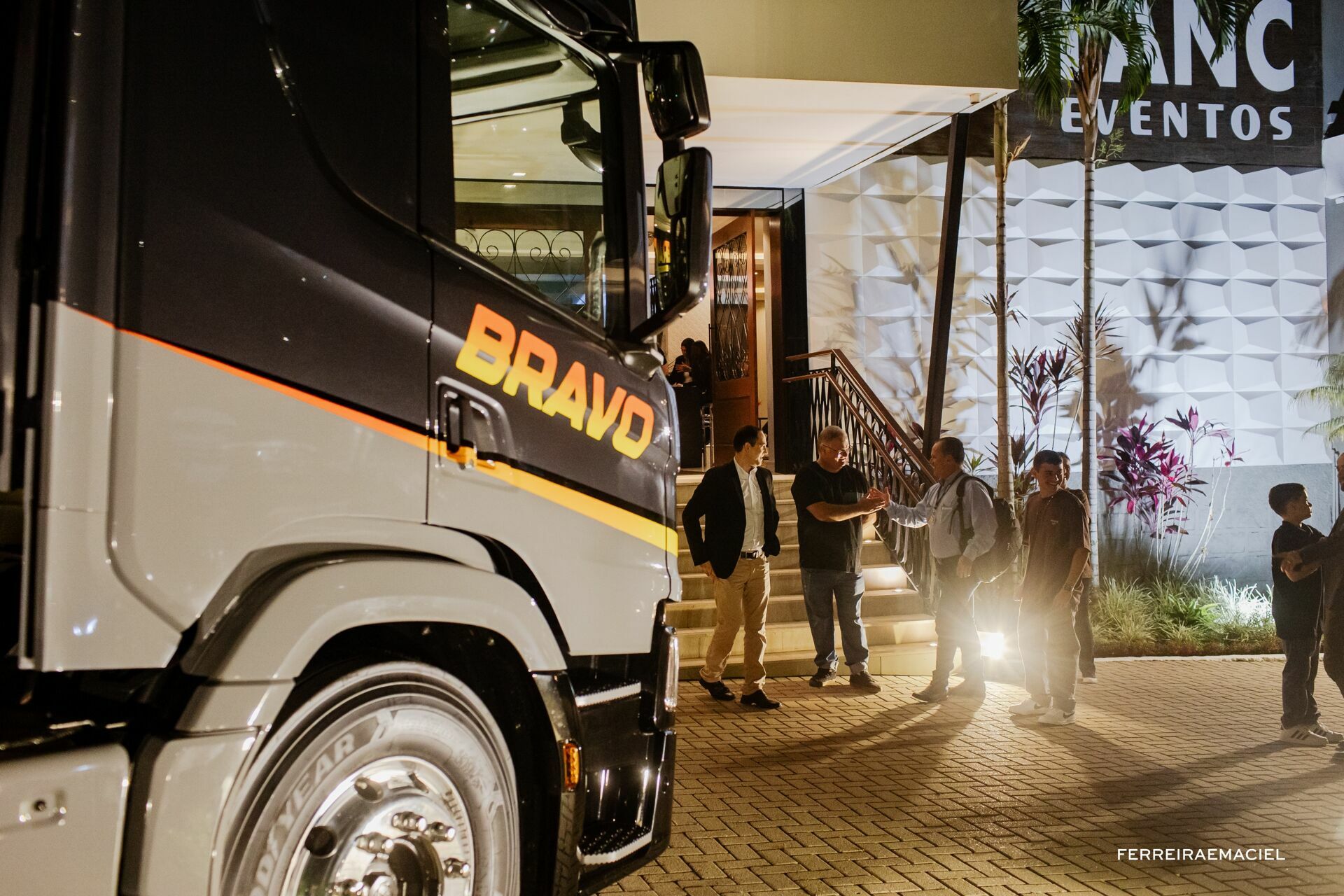 Foto Fotografia e Filmagem Publicitária do Sorteio do Caminhão Bravo para o Consórcio Scania - Le Blanc Centro de Eventos - Tubarão - SC Foto Fotografia e Filmagem Publicitária do Sorteio do Caminhão Bravo para o Consórcio Scania - Le Blanc Centro de Eventos - Tubarão - SC - Imagem 20