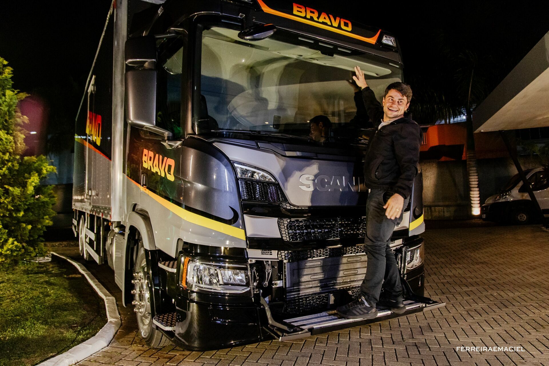 Foto Fotografia e Filmagem Publicitária do Sorteio do Caminhão Bravo para o Consórcio Scania - Le Blanc Centro de Eventos - Tubarão - SC Foto Fotografia e Filmagem Publicitária do Sorteio do Caminhão Bravo para o Consórcio Scania - Le Blanc Centro de Eventos - Tubarão - SC - Imagem 116