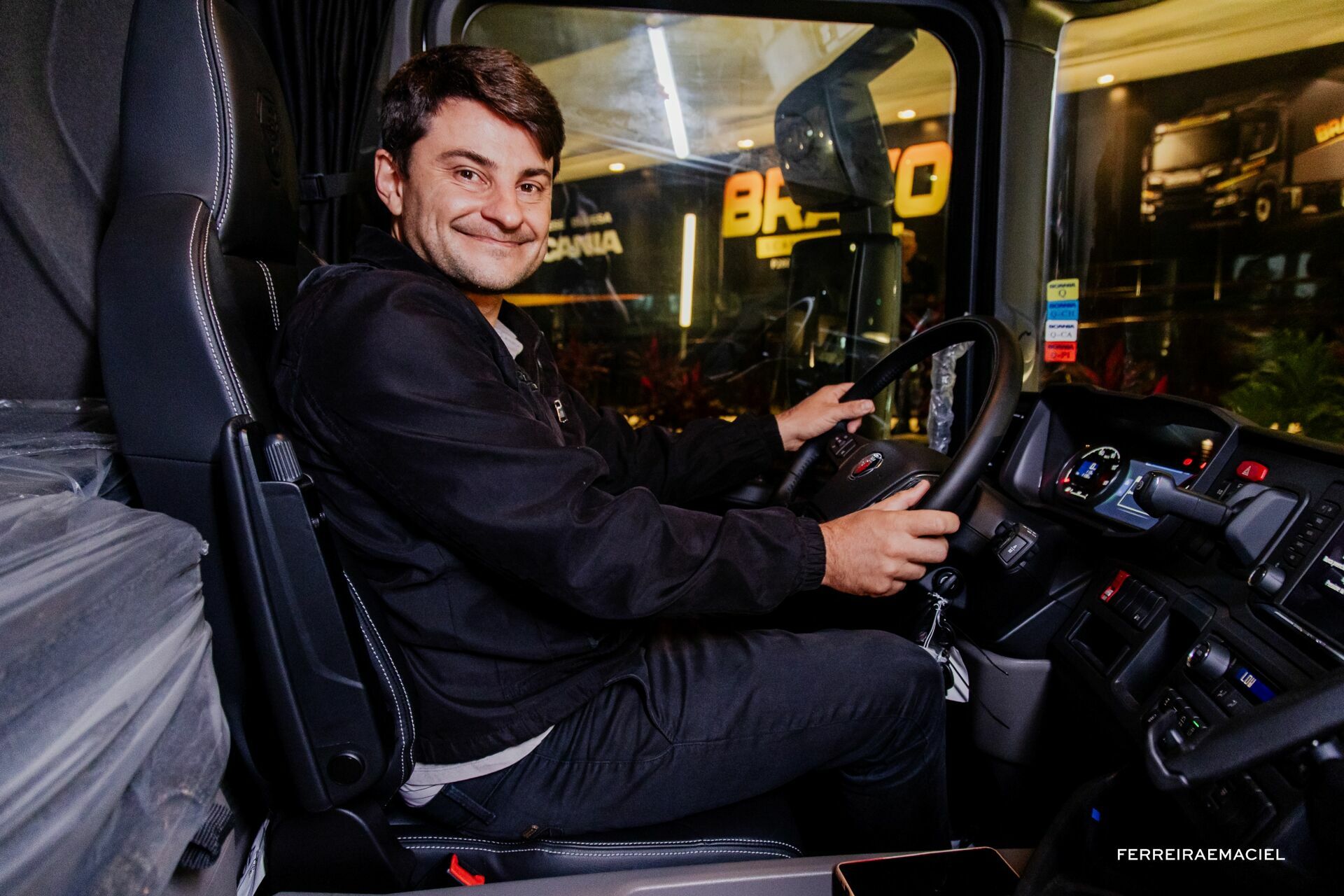 Foto Fotografia e Filmagem Publicitária do Sorteio do Caminhão Bravo para o Consórcio Scania - Le Blanc Centro de Eventos - Tubarão - SC Foto Fotografia e Filmagem Publicitária do Sorteio do Caminhão Bravo para o Consórcio Scania - Le Blanc Centro de Eventos - Tubarão - SC - Imagem 119