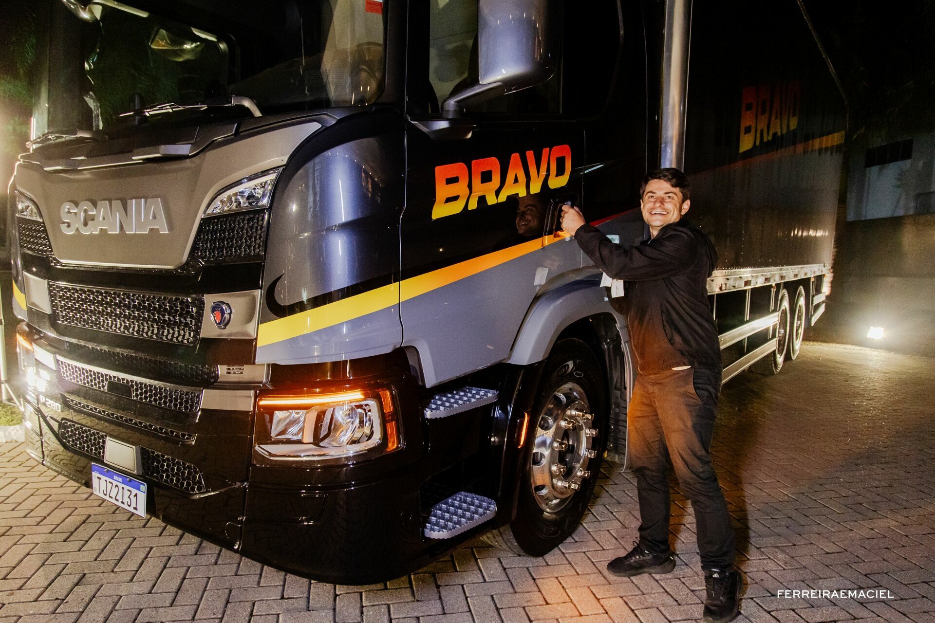 Foto Fotografia e Filmagem Publicitária do Sorteio do Caminhão Bravo para o Consórcio Scania - Le Blanc Centro de Eventos - Tubarão - SC Foto Fotografia e Filmagem Publicitária do Sorteio do Caminhão Bravo para o Consórcio Scania - Le Blanc Centro de Eventos - Tubarão - SC - Imagem 118
