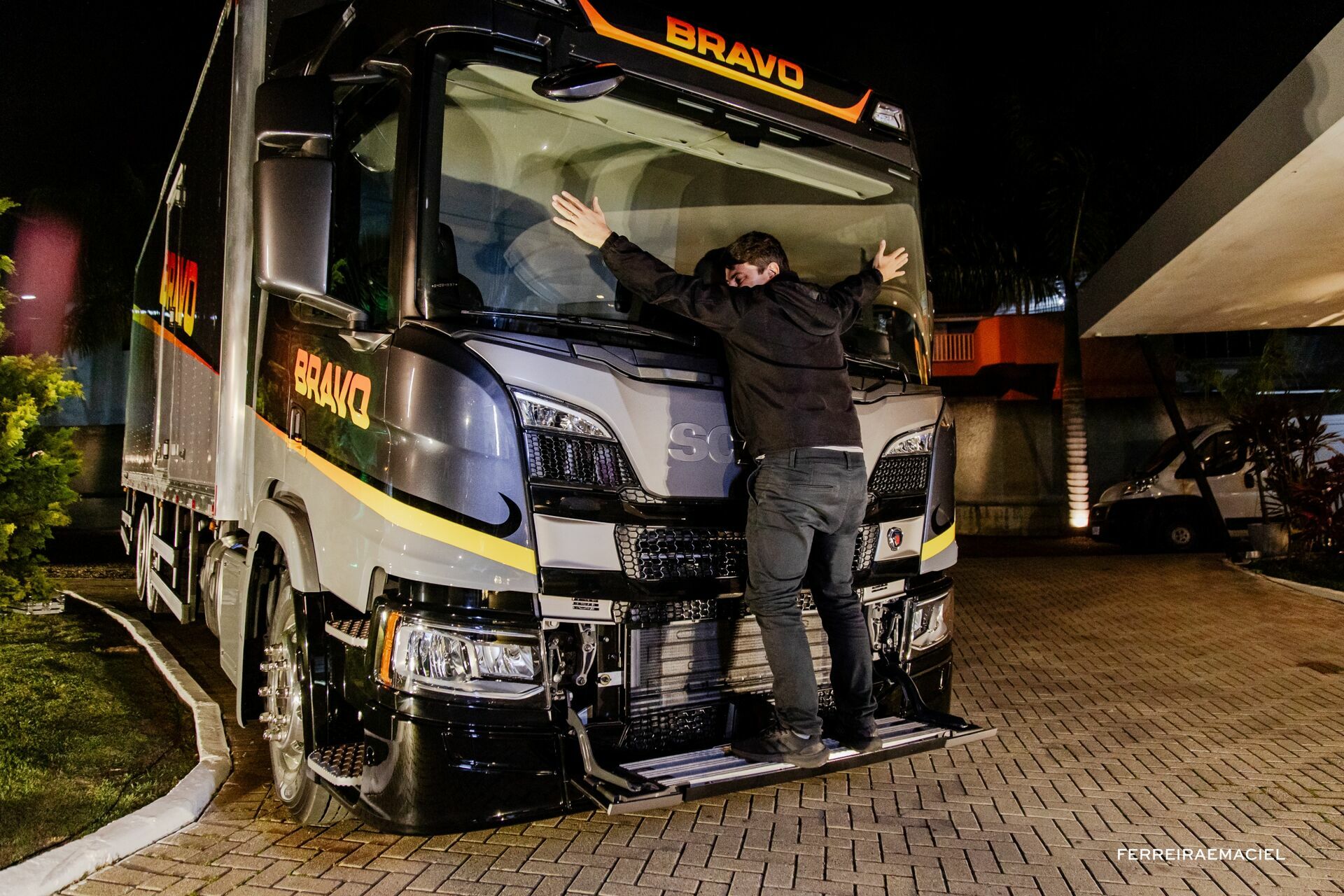 Foto Fotografia e Filmagem Publicitária do Sorteio do Caminhão Bravo para o Consórcio Scania - Le Blanc Centro de Eventos - Tubarão - SC Foto Fotografia e Filmagem Publicitária do Sorteio do Caminhão Bravo para o Consórcio Scania - Le Blanc Centro de Eventos - Tubarão - SC - Imagem 115