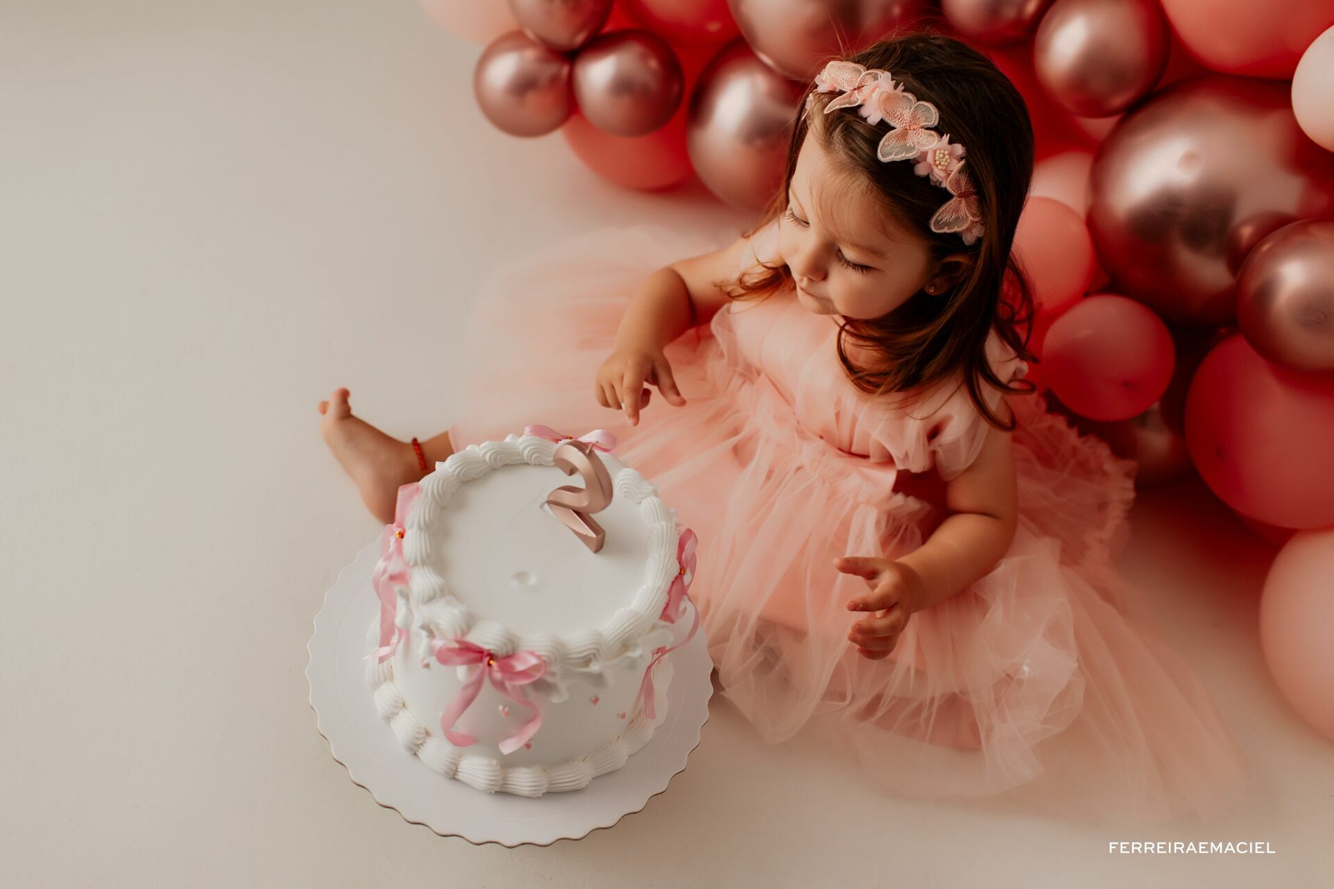 Foto Fotografia Infantil Profissional em Estúdio - Ensaio de 2 anos - Smash the Cake - Betina - Araranguá - SC Foto Fotografia Infantil Profissional em Estúdio - Ensaio de 2 anos - Smash the Cake - Betina - Araranguá - SC - Imagem 8