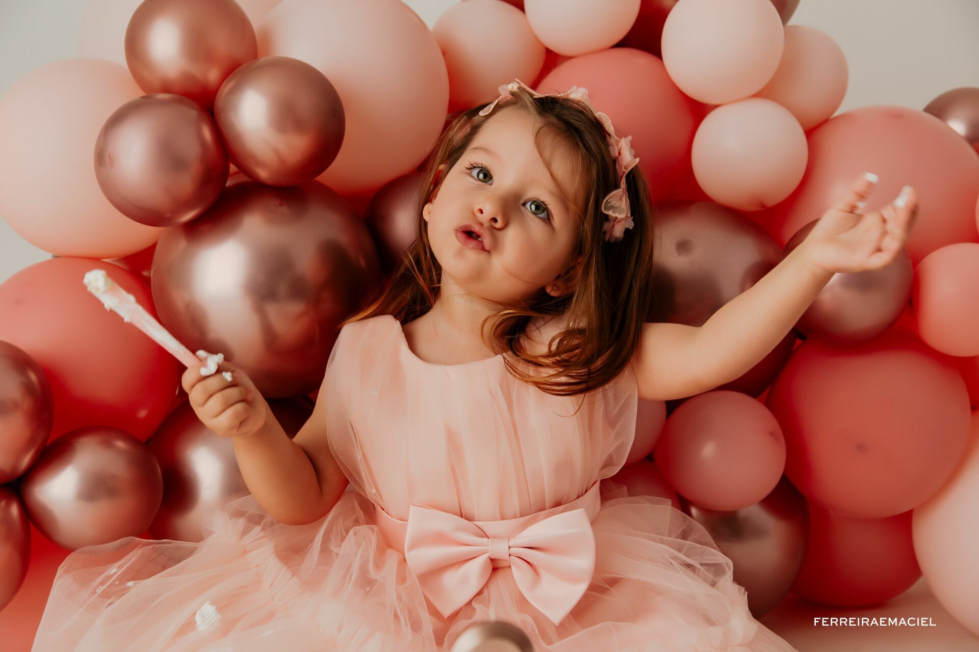 Foto Fotografia Infantil Profissional em Estúdio - Ensaio de 2 anos - Smash the Cake - Betina - Araranguá - SC Foto Fotografia Infantil Profissional em Estúdio - Ensaio de 2 anos - Smash the Cake - Betina - Araranguá - SC - Imagem 11