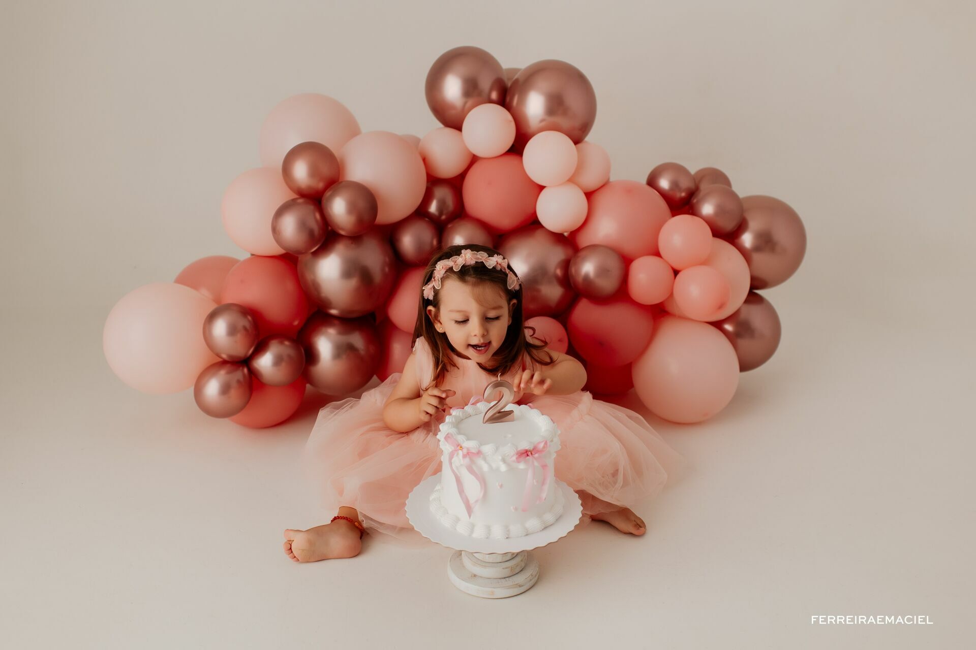 Foto Fotografia Infantil Profissional em Estúdio - Ensaio de 2 anos - Smash the Cake - Betina - Araranguá - SC Foto Fotografia Infantil Profissional em Estúdio - Ensaio de 2 anos - Smash the Cake - Betina - Araranguá - SC - Imagem 7