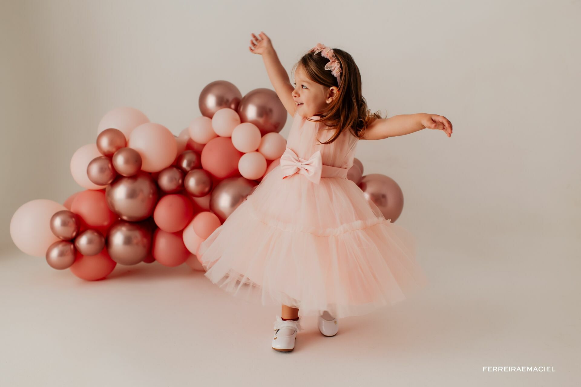 Foto Fotografia Infantil Profissional em Estúdio - Ensaio de 2 anos - Smash the Cake - Betina - Araranguá - SC Foto Fotografia Infantil Profissional em Estúdio - Ensaio de 2 anos - Smash the Cake - Betina - Araranguá - SC - Imagem 2