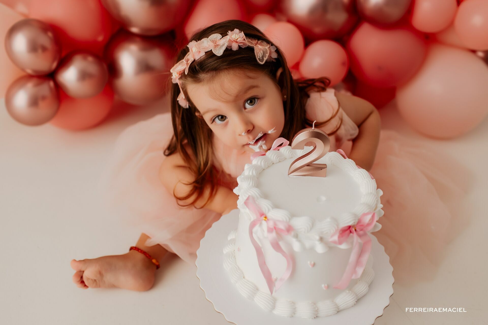 Foto Fotografia Infantil Profissional em Estúdio - Ensaio de 2 anos - Smash the Cake - Betina - Araranguá - SC Foto Fotografia Infantil Profissional em Estúdio - Ensaio de 2 anos - Smash the Cake - Betina - Araranguá - SC - Imagem 9