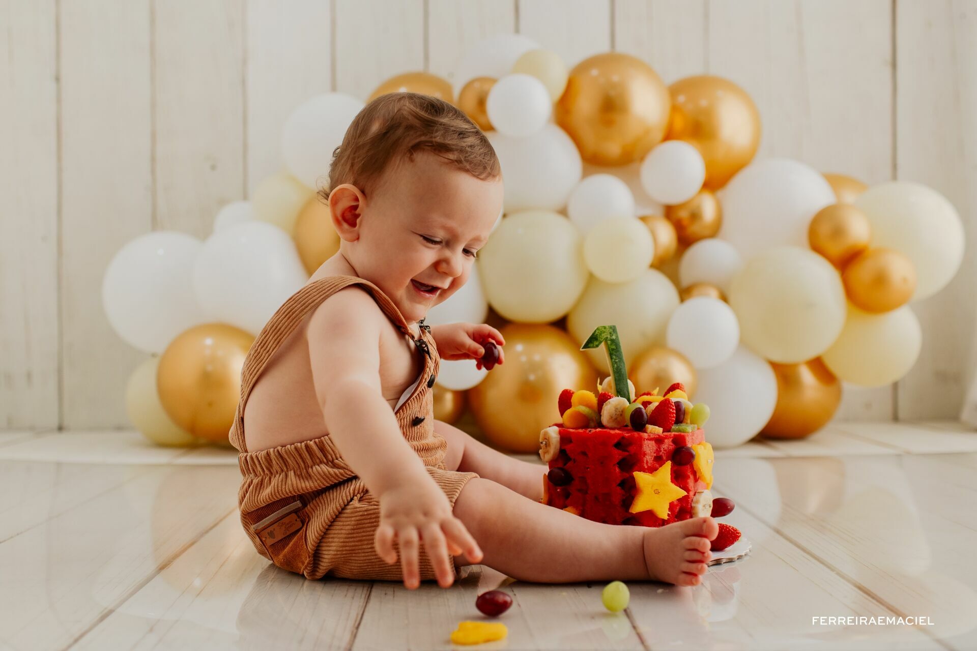 Foto Ensaio Smash the Cake em Estúdio - Smash the Fruit -Daniel - Um ano - Fotografia Infantil Profissional - Araranguá - SC Foto Ensaio Smash the Cake em Estúdio - Smash the Fruit -Daniel - Um ano - Fotografia Infantil Profissional - Araranguá - SC - Imagem 7