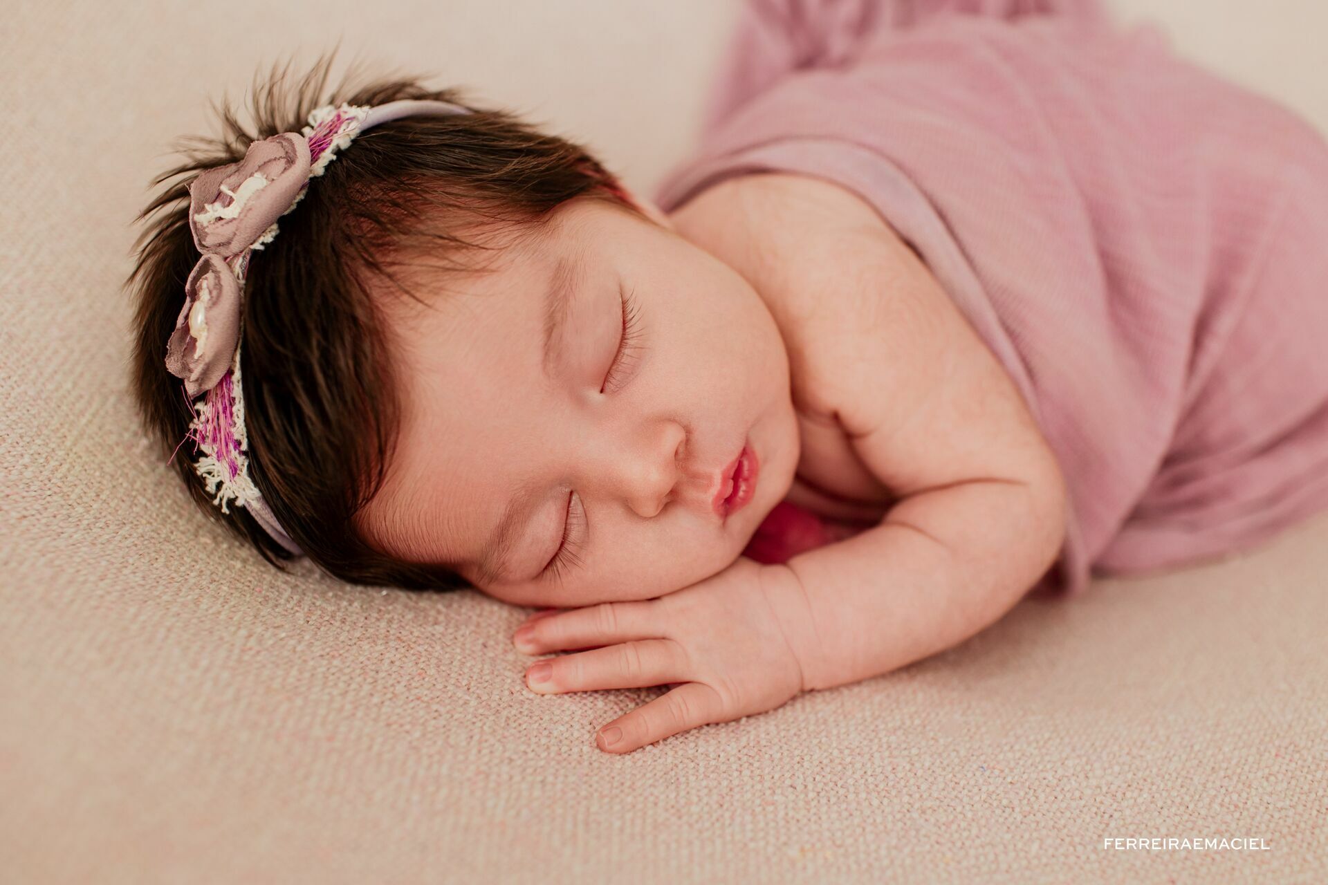 Foto Ensaio newborn em estúdio - sessão fotográfica e fotografia de recém-nascido em Araranguá - Criciúma - Sombrio - Turvo - Ermo - Maracajá - Nova Veneza - Cecília - Bruna Foto Ensaio newborn em estúdio - sessão fotográfica e fotografia de recém-nascido em Araranguá - Criciúma - Sombrio - Turvo - Ermo - Maracajá - Nova Veneza - Cecília - Bruna - Imagem 9