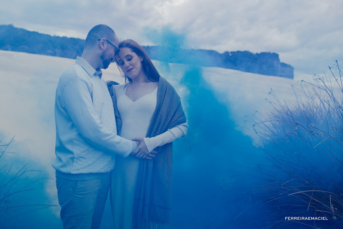 Fotografia Profissional de Ensaio Revelação - Tatielle e Jurandir – Revelação com Fumaça e Balões na Praia - Morro dos Conventos - Araranguá - SC