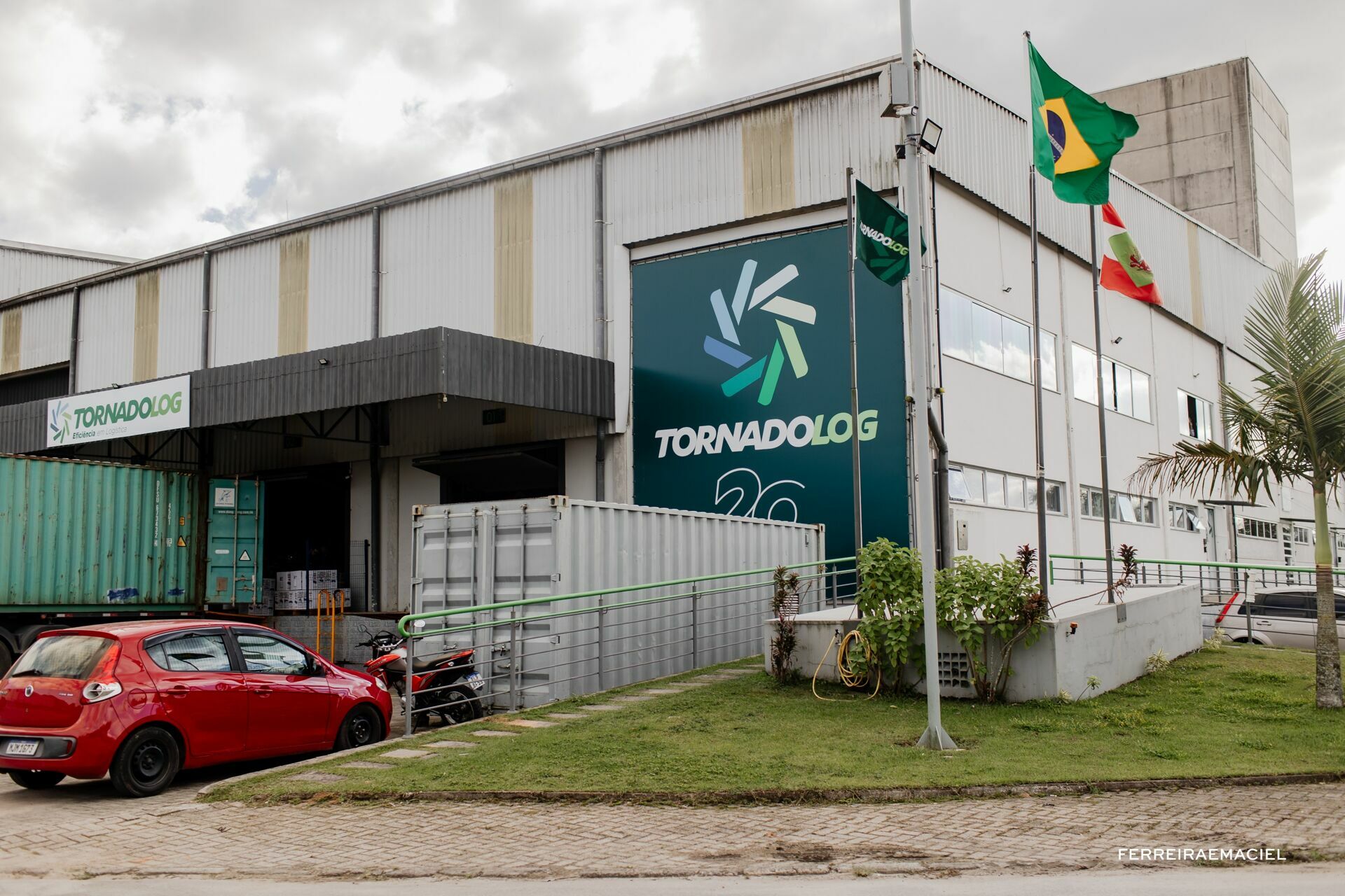 Foto Fotografia Publicitária de Frota Scania Locação - Super - TornadoLog - Biguaçu - SC Foto Fotografia Publicitária de Frota Scania Locação - Super - TornadoLog - Biguaçu - SC - Imagem 1