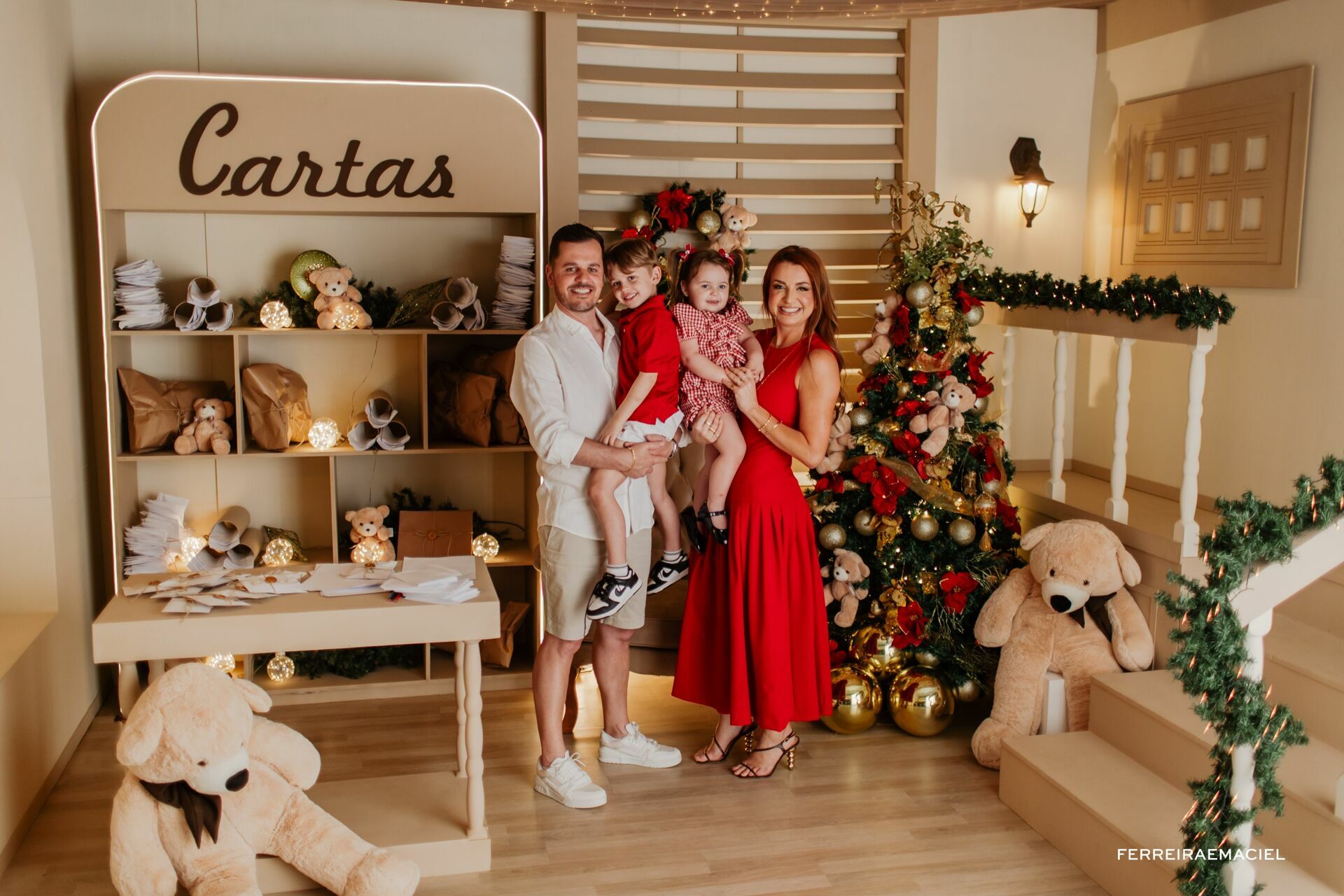 Foto Destinatário Papai Noel - Especial de Natal 2025 - Fotógrafo de estúdio em Araranguá - Cenário temático para fotografar - Araranguá - SC Foto Destinatário Papai Noel - Especial de Natal 2025 - Fotógrafo de estúdio em Araranguá - Cenário temático para fotografar - Araranguá - SC - Imagem 0