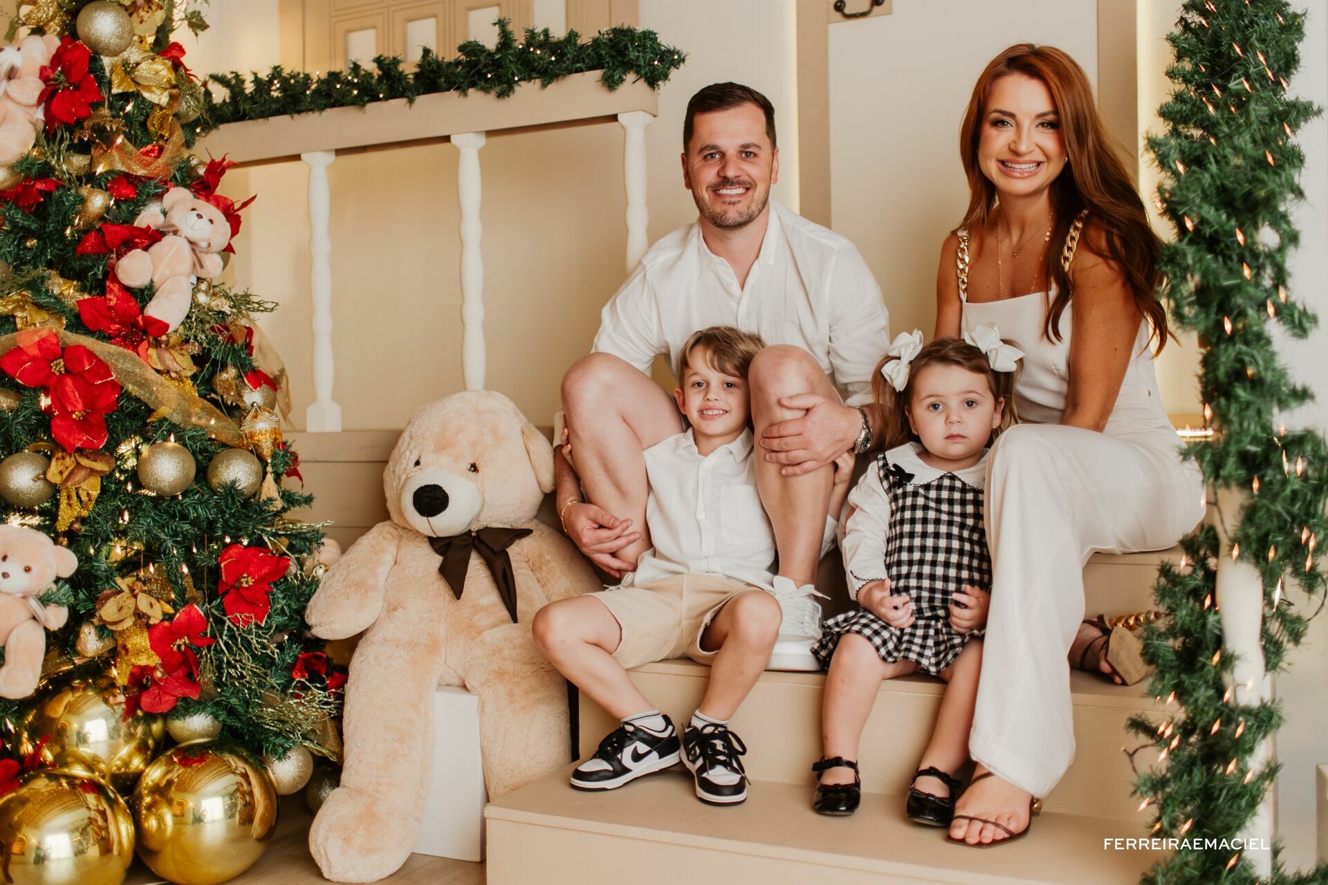 Foto Destinatário Papai Noel - Especial de Natal 2025 - Fotógrafo de estúdio em Araranguá - Cenário temático para fotografar - Araranguá - SC Foto Destinatário Papai Noel - Especial de Natal 2025 - Fotógrafo de estúdio em Araranguá - Cenário temático para fotografar - Araranguá - SC - Imagem 10