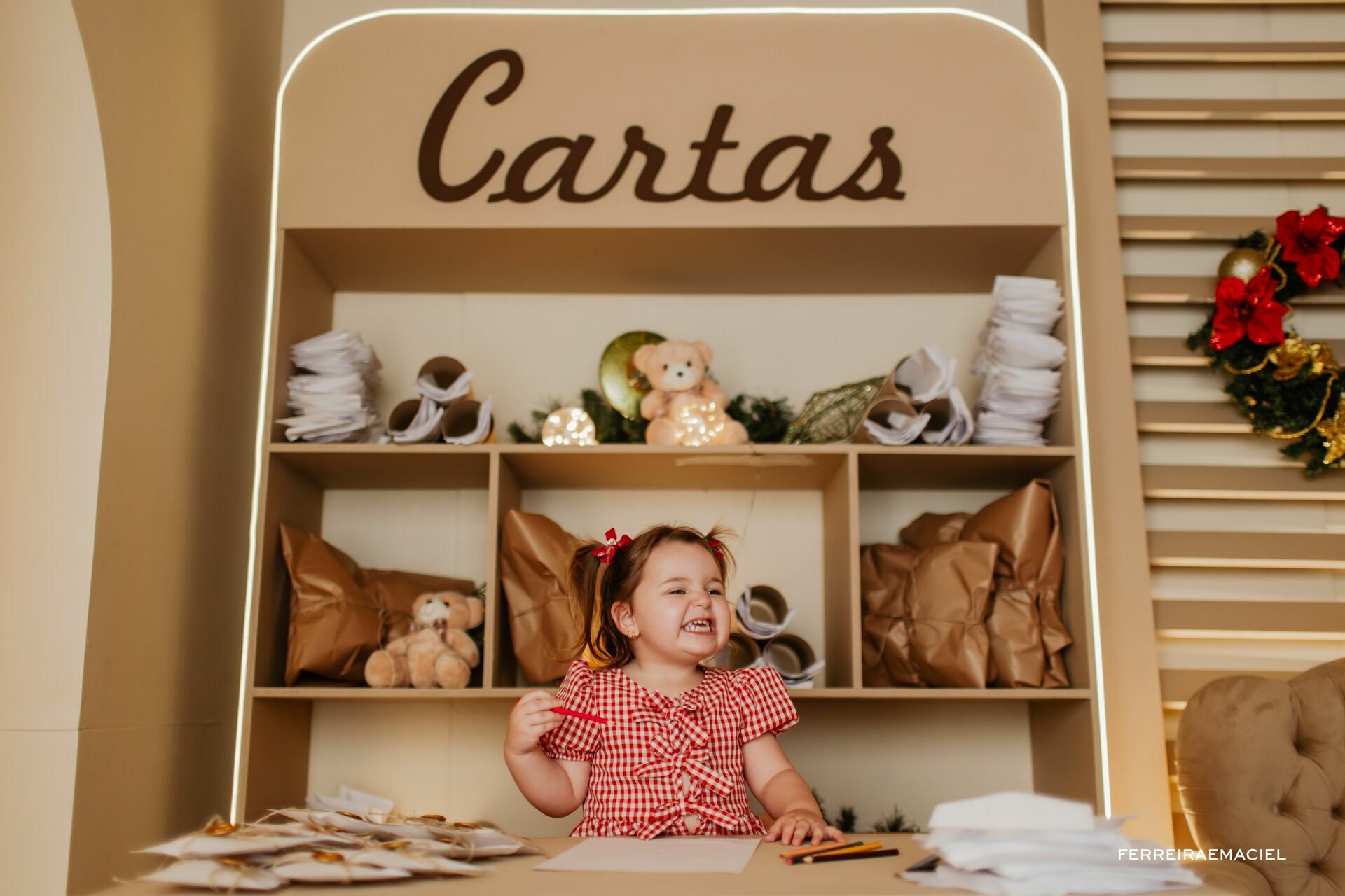 Foto Destinatário Papai Noel - Especial de Natal 2025 - Fotógrafo de estúdio em Araranguá - Cenário temático para fotografar - Araranguá - SC Foto Destinatário Papai Noel - Especial de Natal 2025 - Fotógrafo de estúdio em Araranguá - Cenário temático para fotografar - Araranguá - SC - Imagem 7