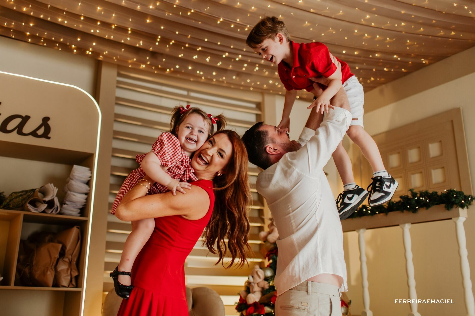 Foto Destinatário Papai Noel - Especial de Natal 2025 - Fotógrafo de estúdio em Araranguá - Cenário temático para fotografar - Araranguá - SC Foto Destinatário Papai Noel - Especial de Natal 2025 - Fotógrafo de estúdio em Araranguá - Cenário temático para fotografar - Araranguá - SC - Imagem 1