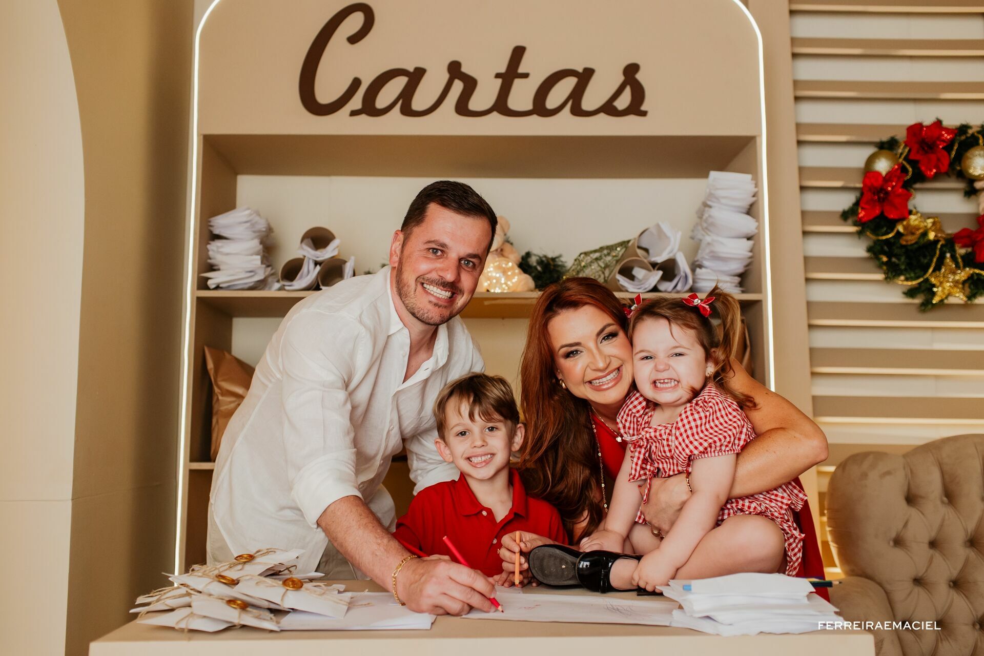 Foto Destinatário Papai Noel - Especial de Natal 2025 - Fotógrafo de estúdio em Araranguá - Cenário temático para fotografar - Araranguá - SC Foto Destinatário Papai Noel - Especial de Natal 2025 - Fotógrafo de estúdio em Araranguá - Cenário temático para fotografar - Araranguá - SC - Imagem 4