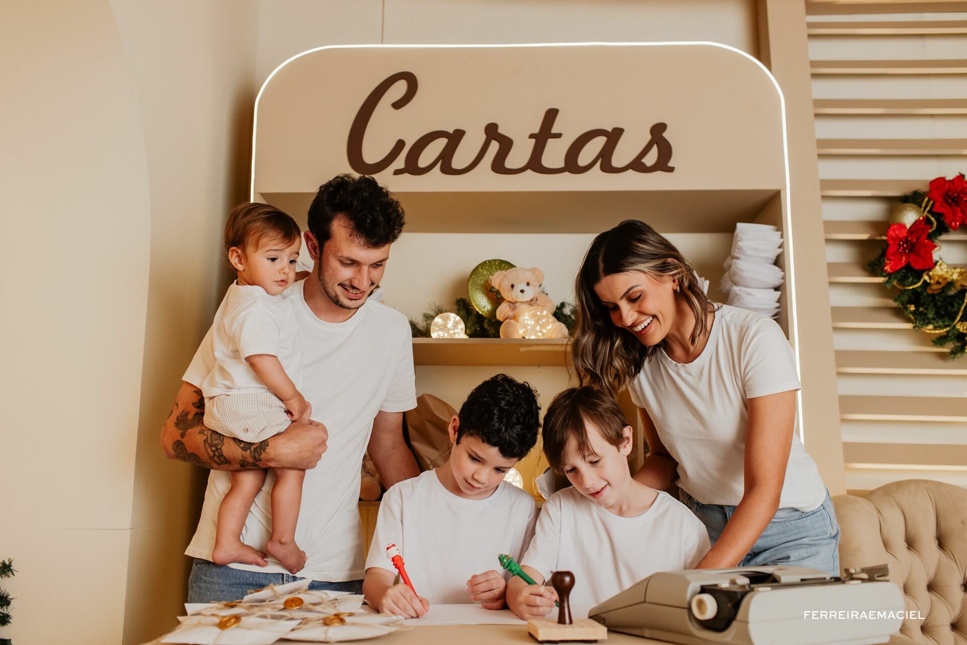 Foto Destinatário Papai Noel - Especial de Natal 2025 - Fotógrafo de estúdio em Araranguá - Cenário temático para fotografar - Araranguá - SC Foto Destinatário Papai Noel - Especial de Natal 2025 - Fotógrafo de estúdio em Araranguá - Cenário temático para fotografar - Araranguá - SC - Imagem 27