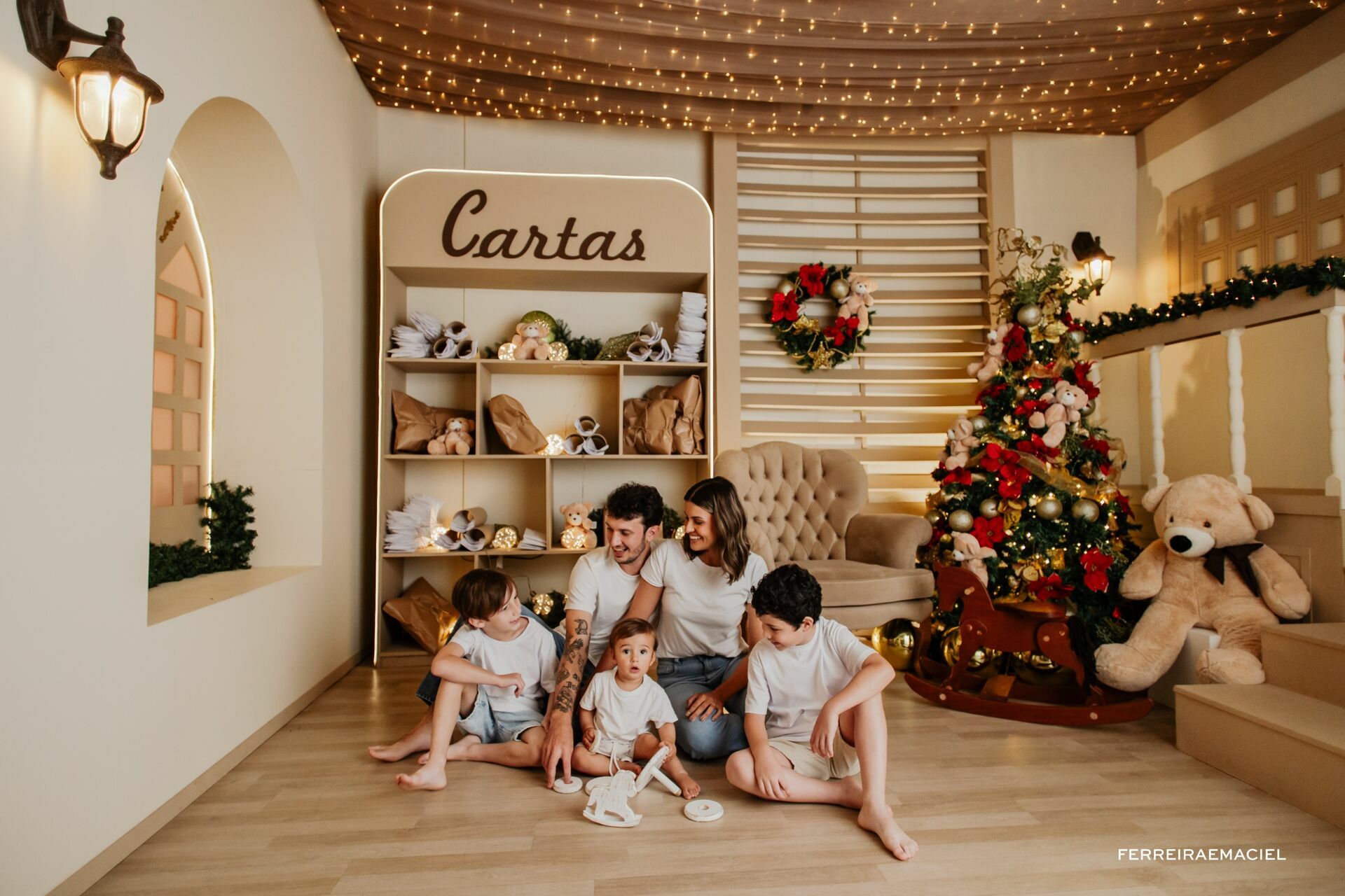 Foto Destinatário Papai Noel - Especial de Natal 2025 - Fotógrafo de estúdio em Araranguá - Cenário temático para fotografar - Araranguá - SC Foto Destinatário Papai Noel - Especial de Natal 2025 - Fotógrafo de estúdio em Araranguá - Cenário temático para fotografar - Araranguá - SC - Imagem 28