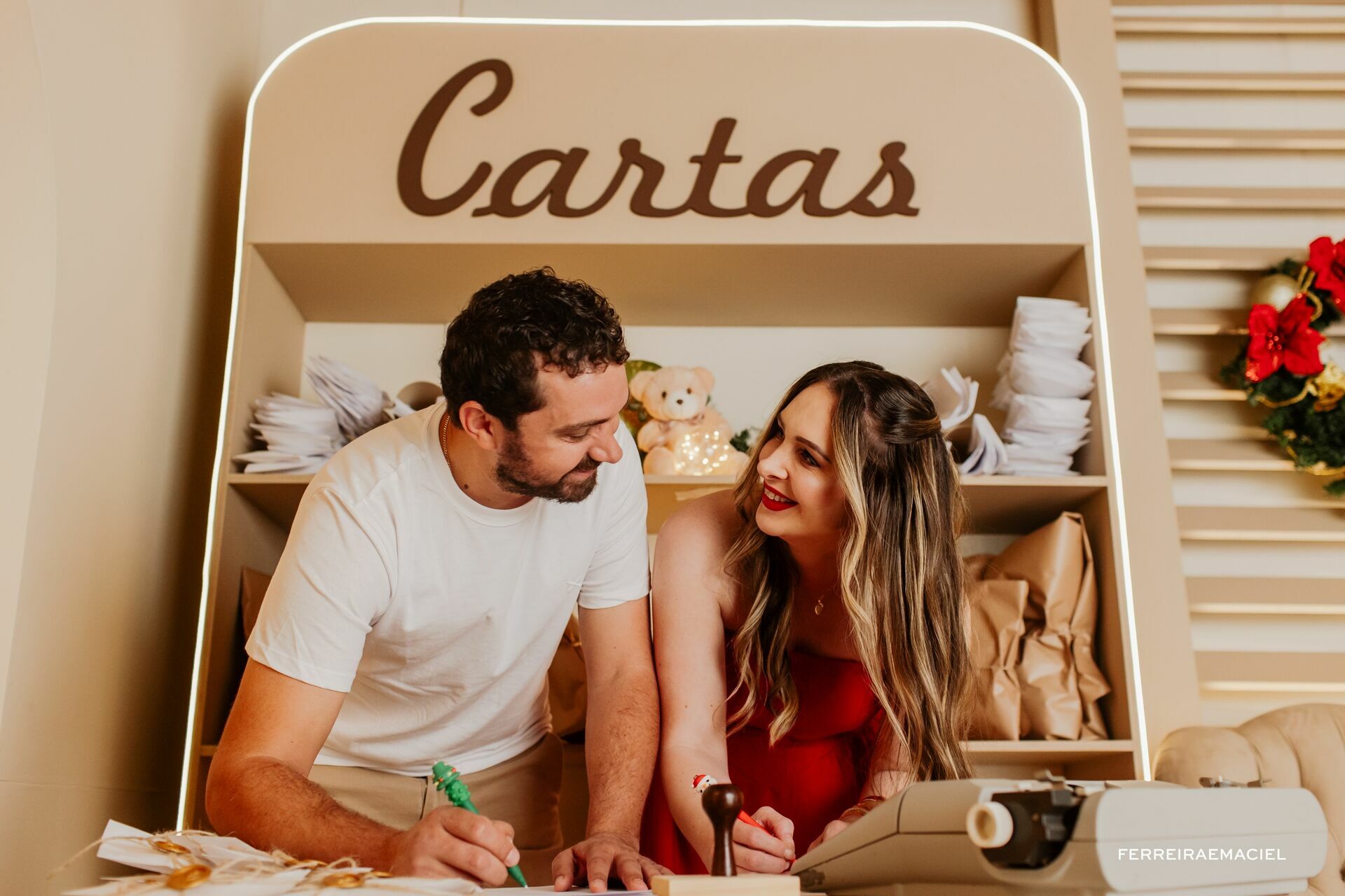 Foto Destinatário Papai Noel - Especial de Natal 2025 - Fotógrafo de estúdio em Araranguá - Cenário temático para fotografar - Araranguá - SC Foto Destinatário Papai Noel - Especial de Natal 2025 - Fotógrafo de estúdio em Araranguá - Cenário temático para fotografar - Araranguá - SC - Imagem 36