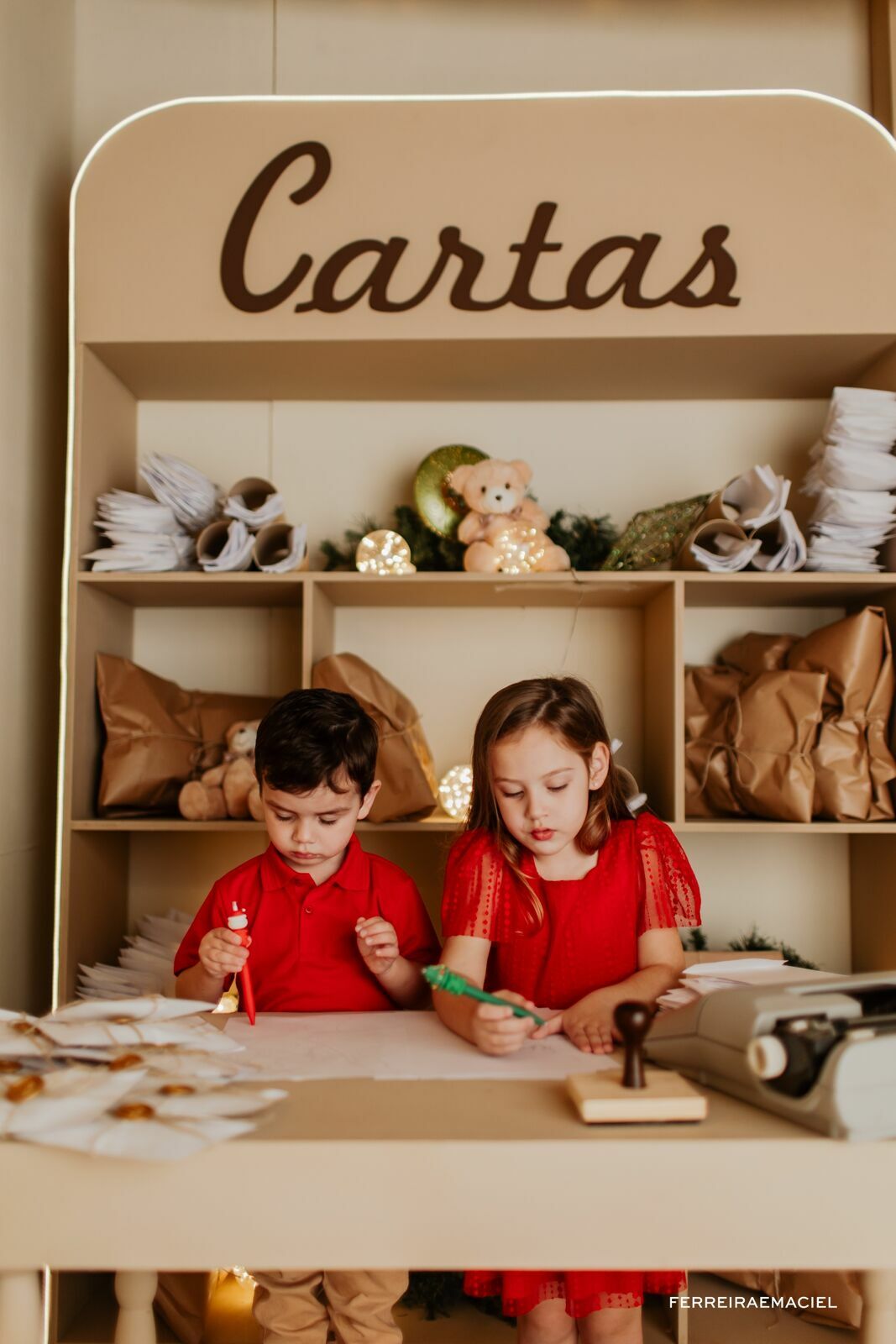 Foto Destinatário Papai Noel - Especial de Natal 2025 - Fotógrafo de estúdio em Araranguá - Cenário temático para fotografar - Araranguá - SC Foto Destinatário Papai Noel - Especial de Natal 2025 - Fotógrafo de estúdio em Araranguá - Cenário temático para fotografar - Araranguá - SC - Imagem 51