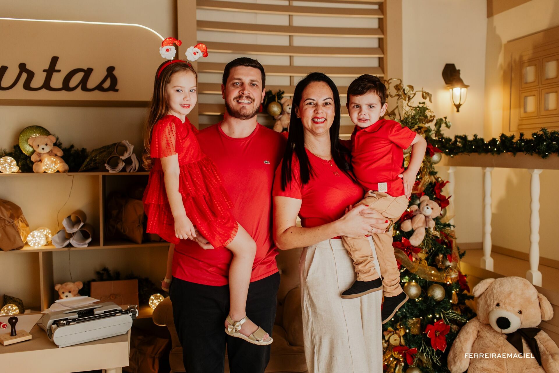 Foto Destinatário Papai Noel - Especial de Natal 2025 - Fotógrafo de estúdio em Araranguá - Cenário temático para fotografar - Araranguá - SC Foto Destinatário Papai Noel - Especial de Natal 2025 - Fotógrafo de estúdio em Araranguá - Cenário temático para fotografar - Araranguá - SC - Imagem 45