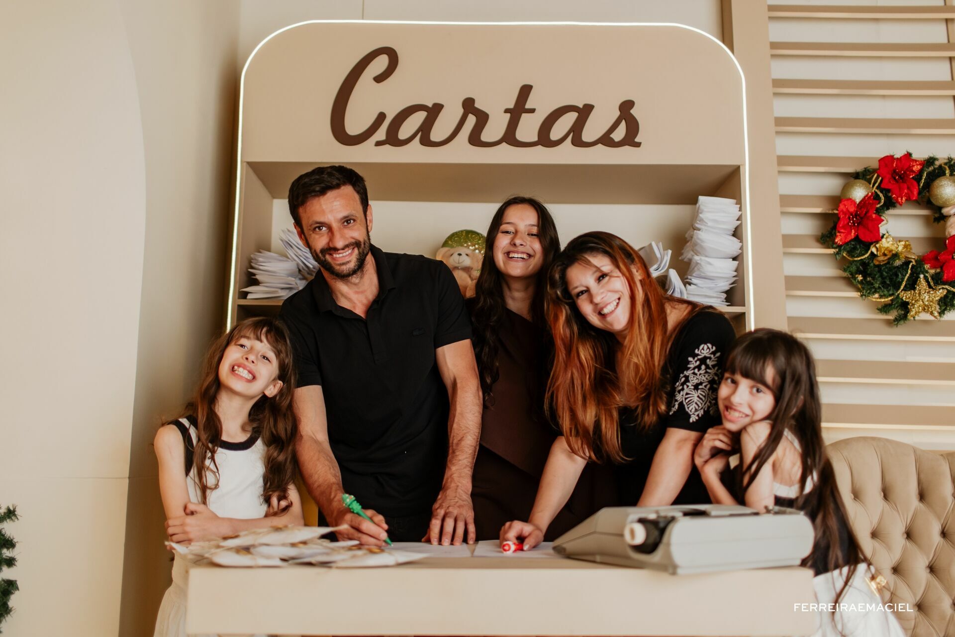 Foto Destinatário Papai Noel - Especial de Natal 2025 - Fotógrafo de estúdio em Araranguá - Cenário temático para fotografar - Araranguá - SC Foto Destinatário Papai Noel - Especial de Natal 2025 - Fotógrafo de estúdio em Araranguá - Cenário temático para fotografar - Araranguá - SC - Imagem 76