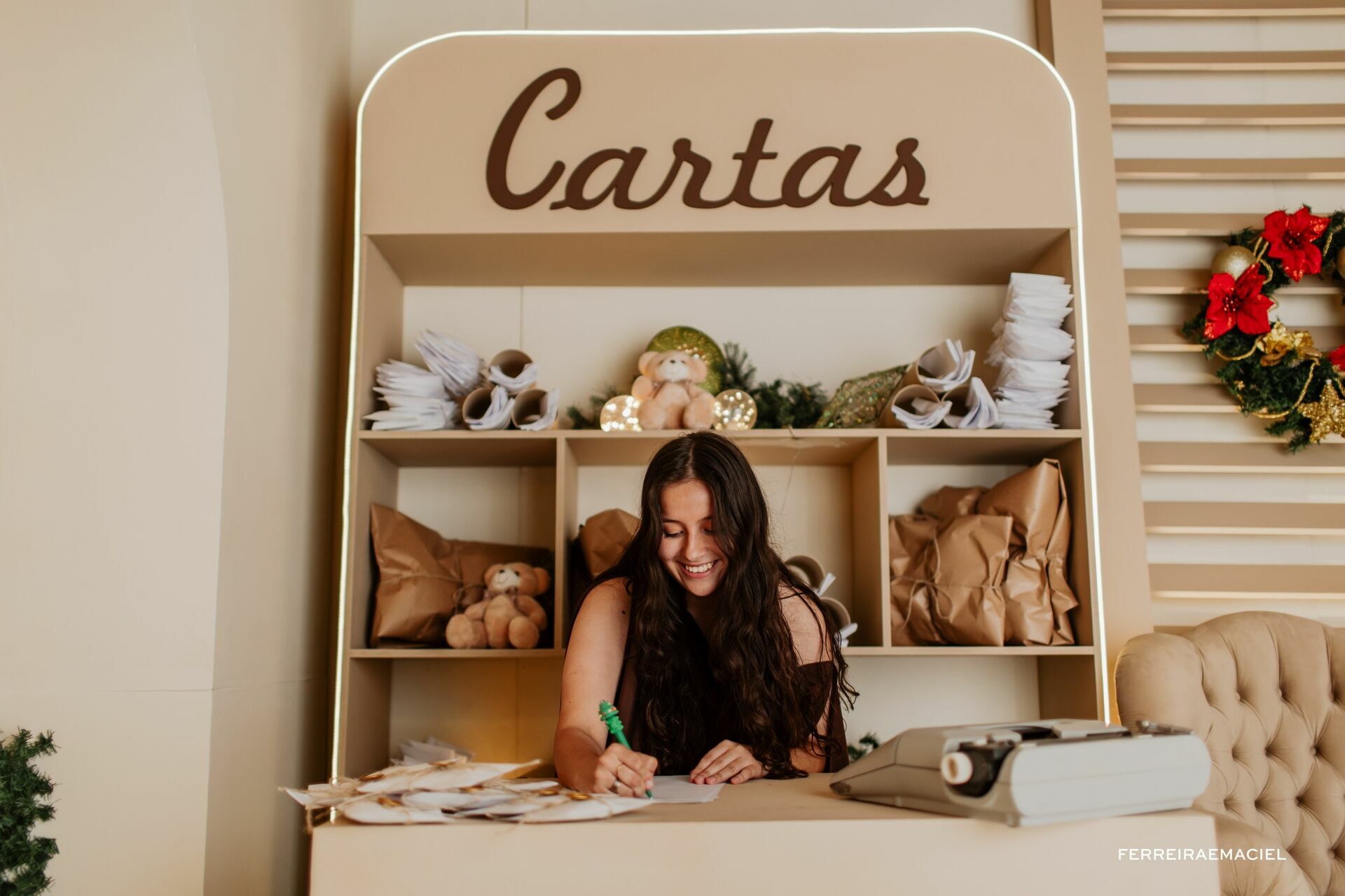 Foto Destinatário Papai Noel - Especial de Natal 2025 - Fotógrafo de estúdio em Araranguá - Cenário temático para fotografar - Araranguá - SC Foto Destinatário Papai Noel - Especial de Natal 2025 - Fotógrafo de estúdio em Araranguá - Cenário temático para fotografar - Araranguá - SC - Imagem 75