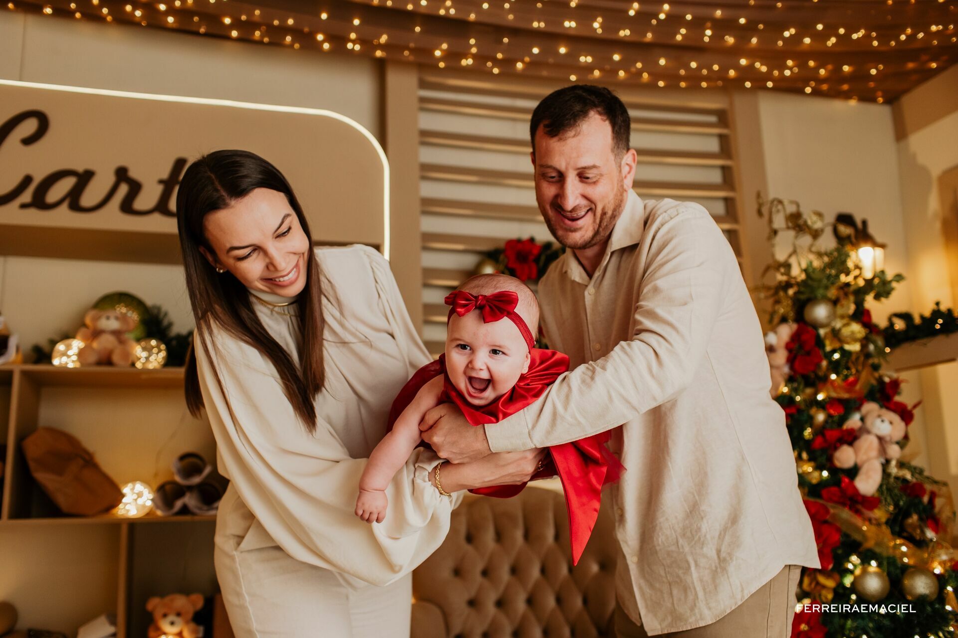 Foto Destinatário Papai Noel - Especial de Natal 2025 - Fotógrafo de estúdio em Araranguá - Cenário temático para fotografar - Araranguá - SC Foto Destinatário Papai Noel - Especial de Natal 2025 - Fotógrafo de estúdio em Araranguá - Cenário temático para fotografar - Araranguá - SC - Imagem 81